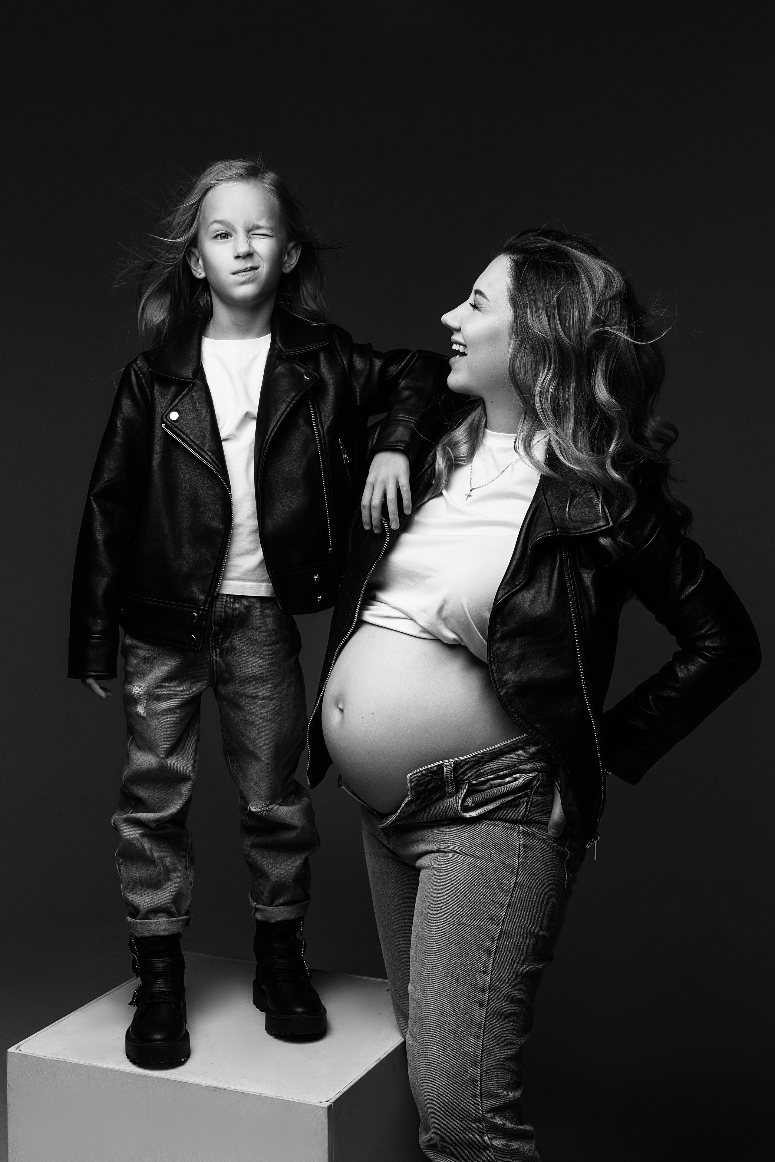 Мама и малыш. Фотограф беременности в стиле минимализм г. Сочи Илина Гринева