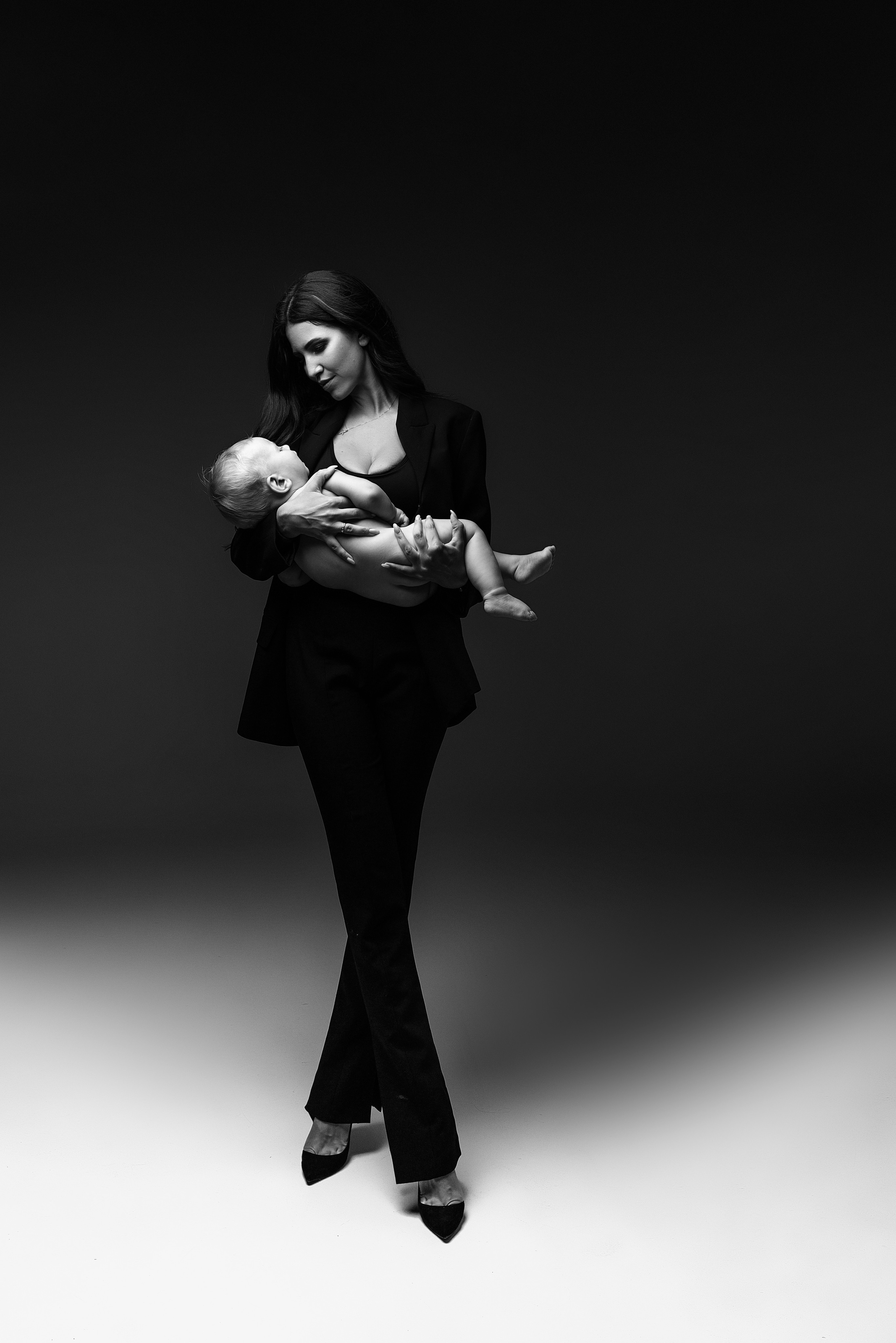 Мама и малыш. Фотограф беременности в стиле минимализм г. Сочи Илина Гринева