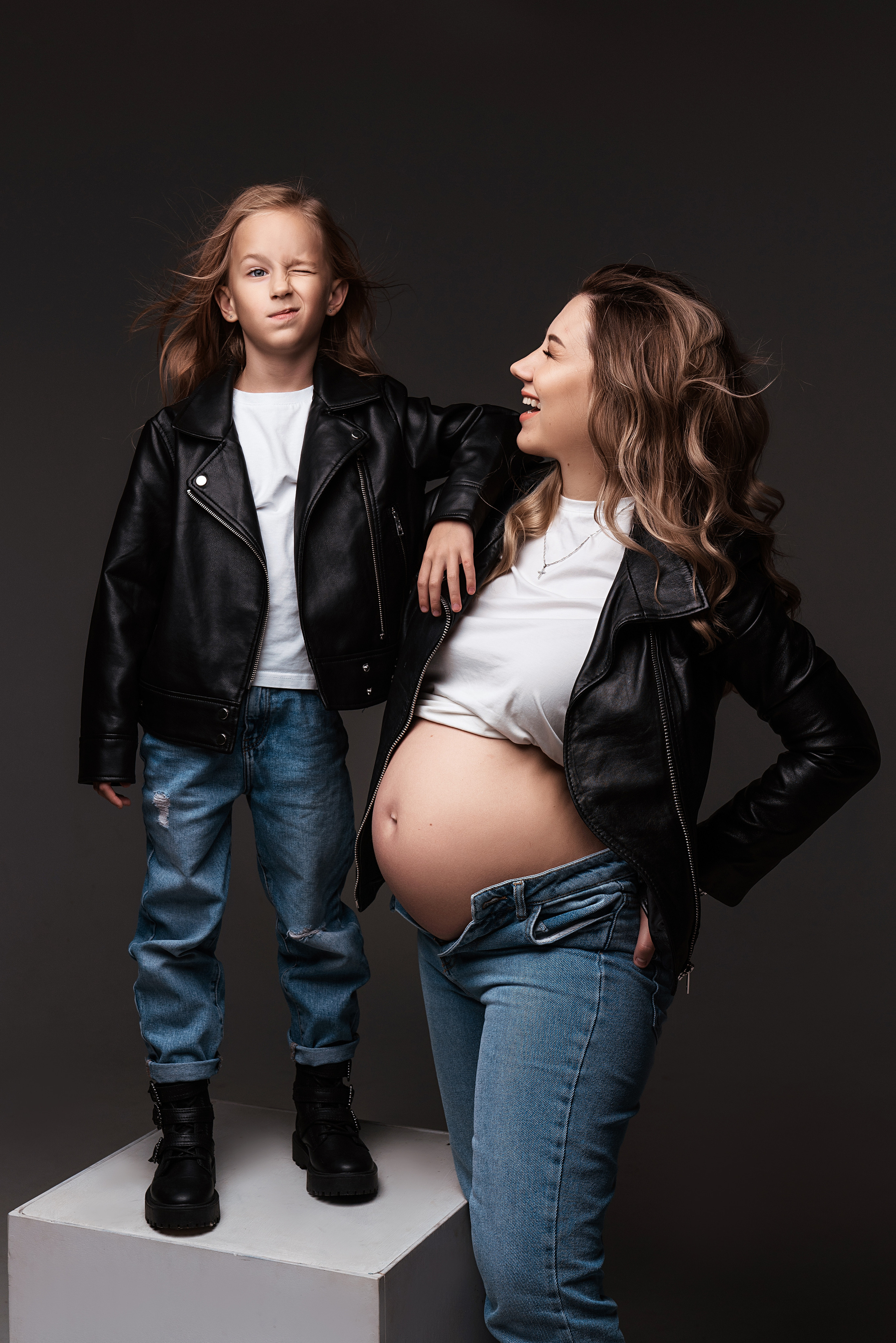 Мама и малыш. Фотограф беременности в стиле минимализм г. Сочи Илина Гринева