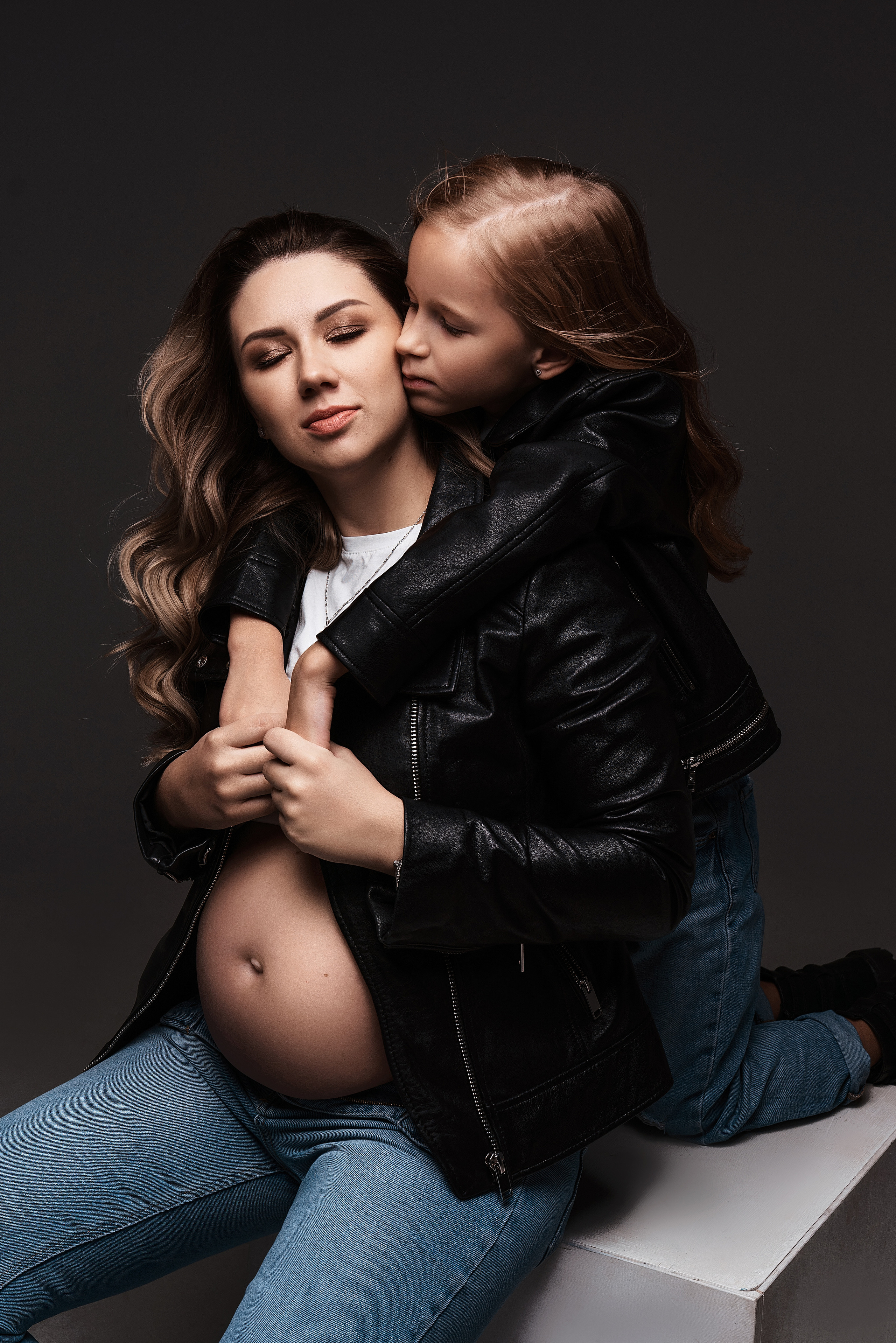 Мама и малыш. Фотограф беременности в стиле минимализм г. Сочи Илина Гринева