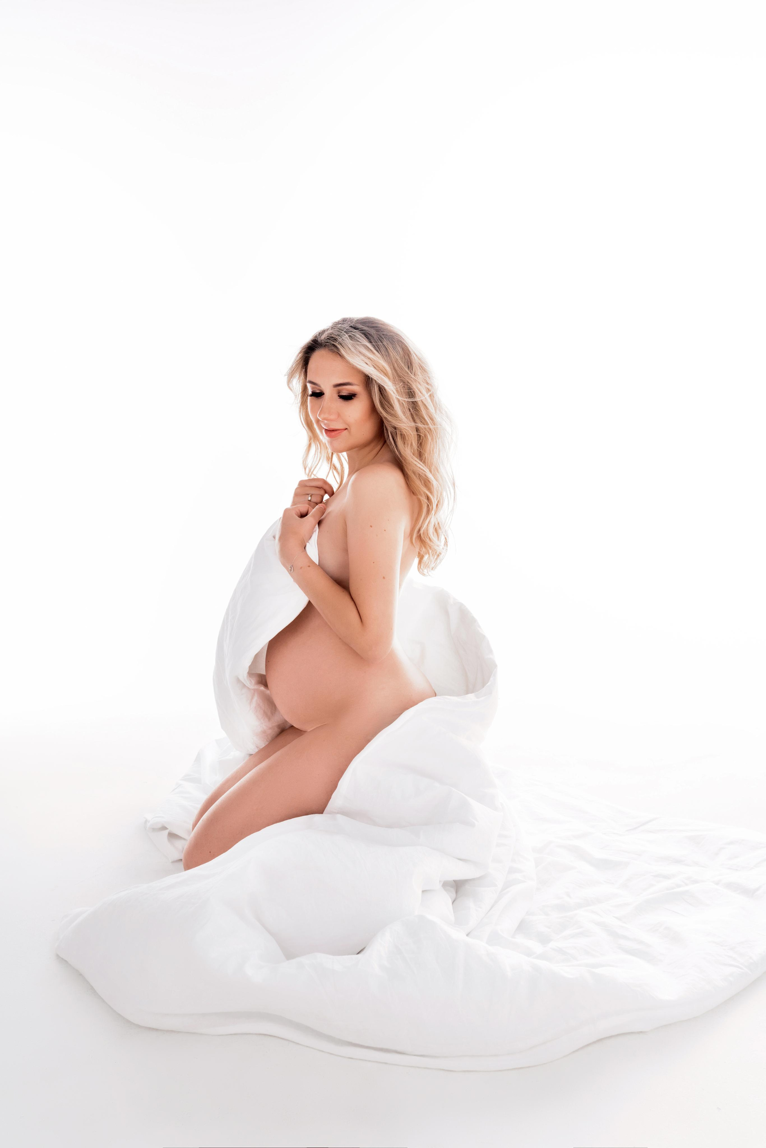 Беременность. Фотограф беременности в стиле минимализм г. Сочи Илина Гринева