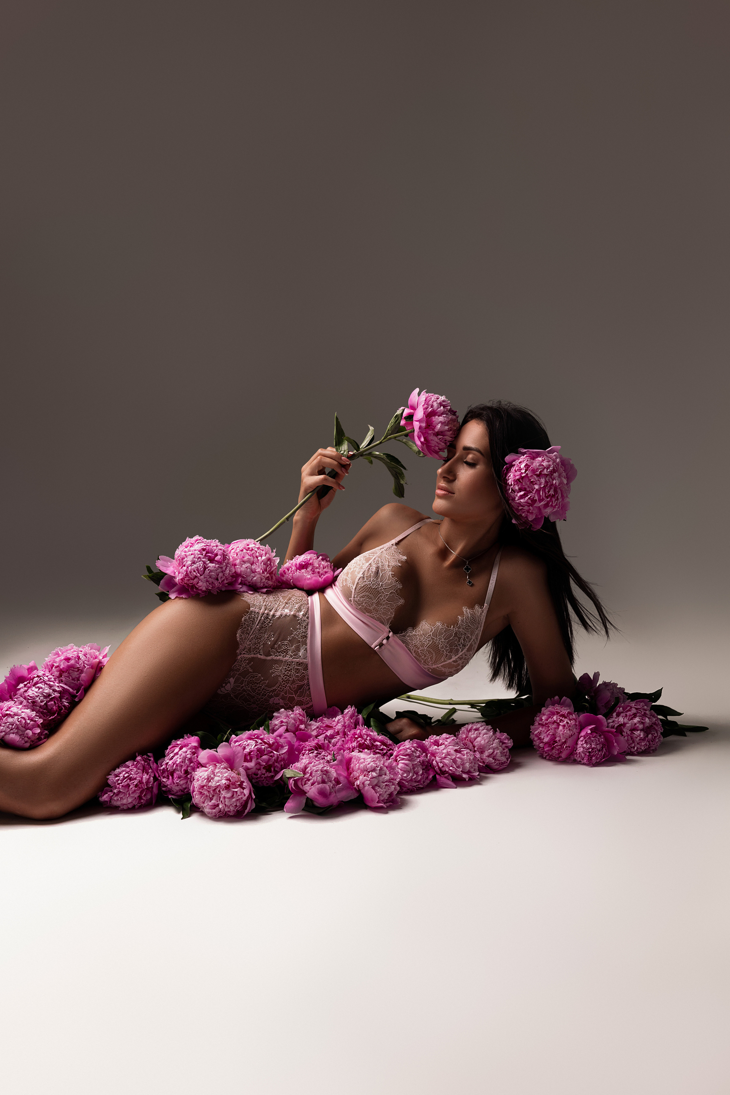 Женский портрет. Фотограф беременности в стиле минимализм г. Сочи Илина Гринева