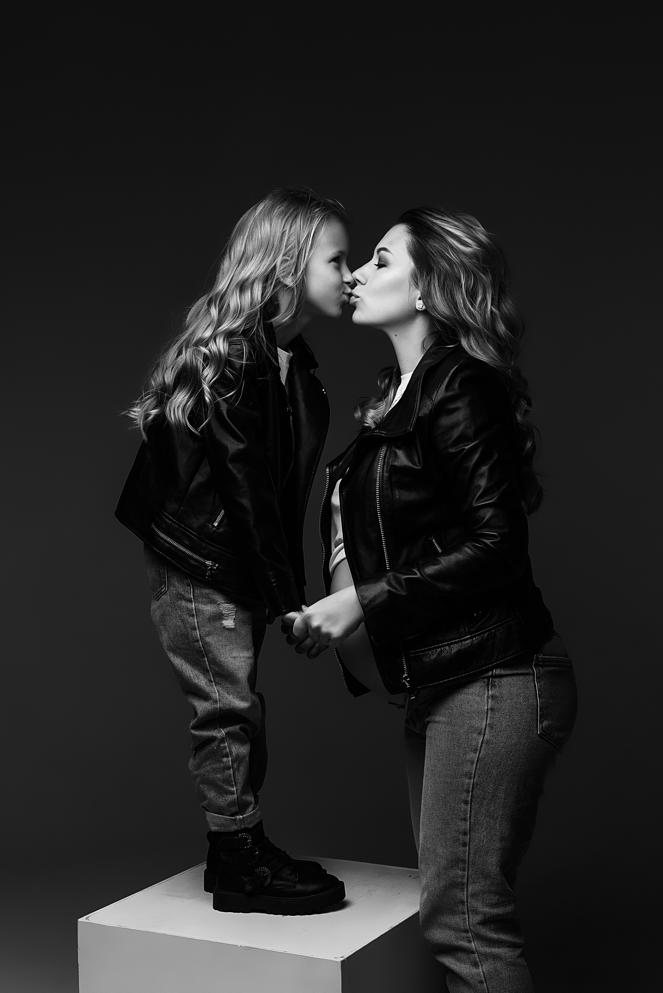 Мама и малыш. Фотограф беременности в стиле минимализм г. Сочи Илина Гринева