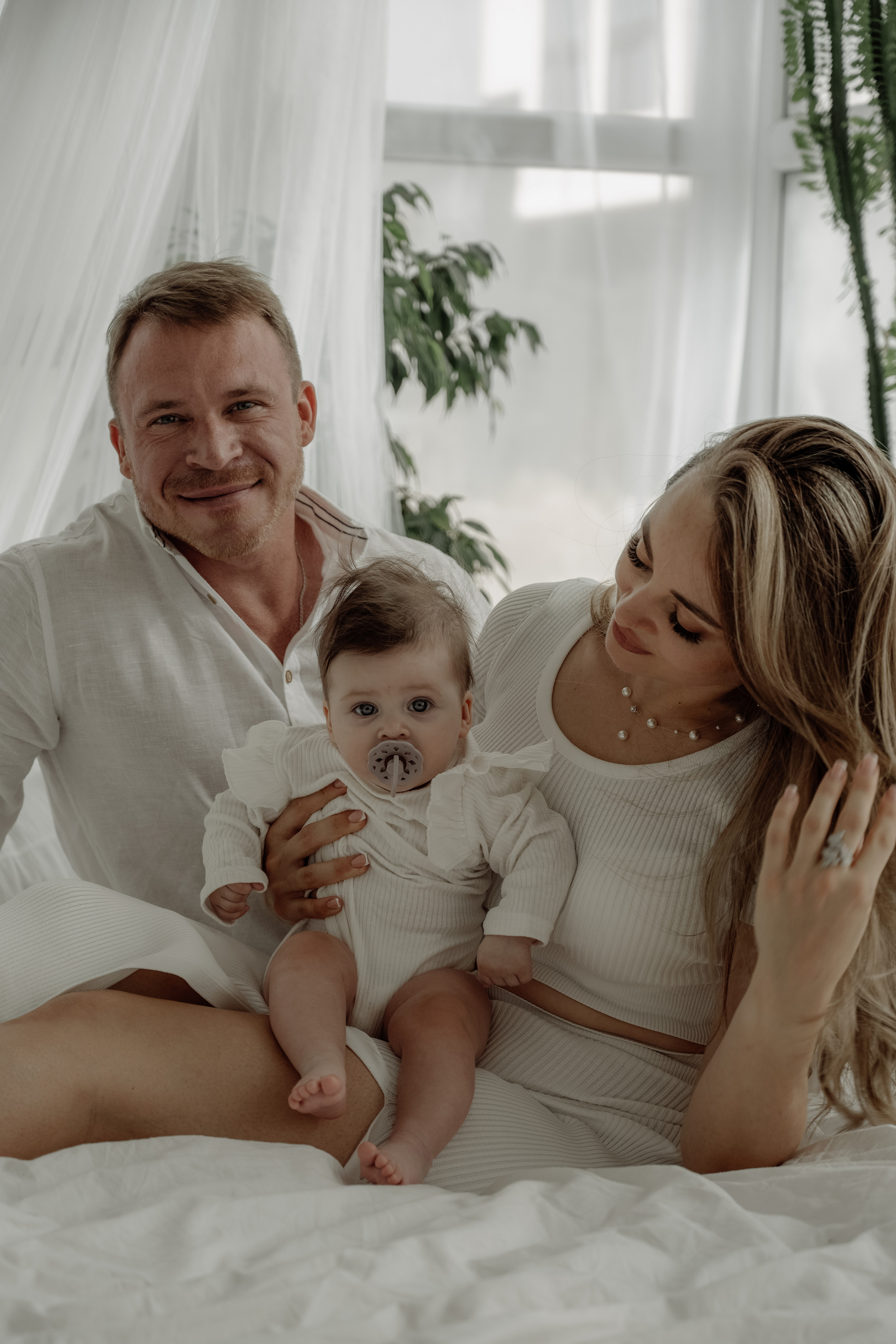 Семейная фотосессия в студии. Свадебный фотограф Новороссийск Марина КрамарИна Полещук