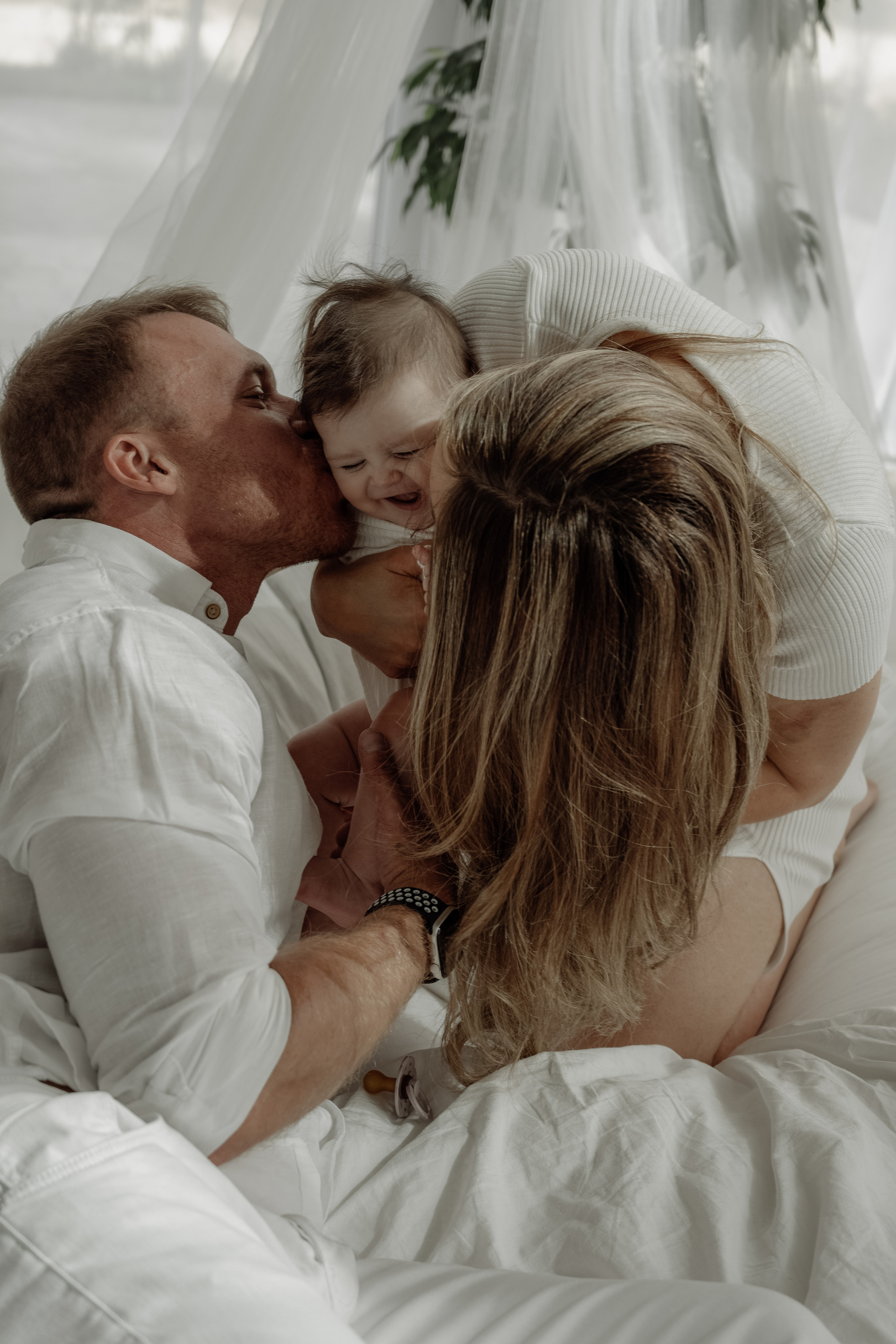 Семейная фотосессия в студии. Свадебный фотограф Новороссийск Марина КрамарИна Полещук