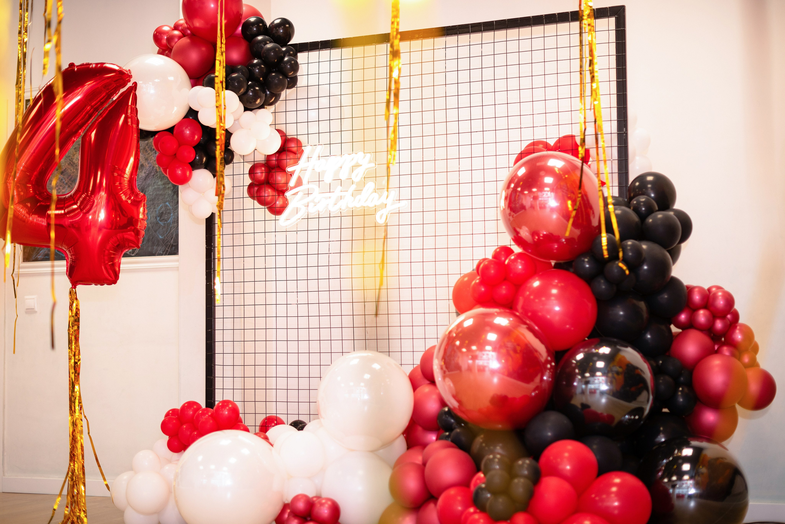 Фотографирует детский праздник в Сургуте/Нефтеюганске — весёлые моменты детей на дне рождения, яркие эмоции выпускников, динамичные кадры торжественных мероприятий.