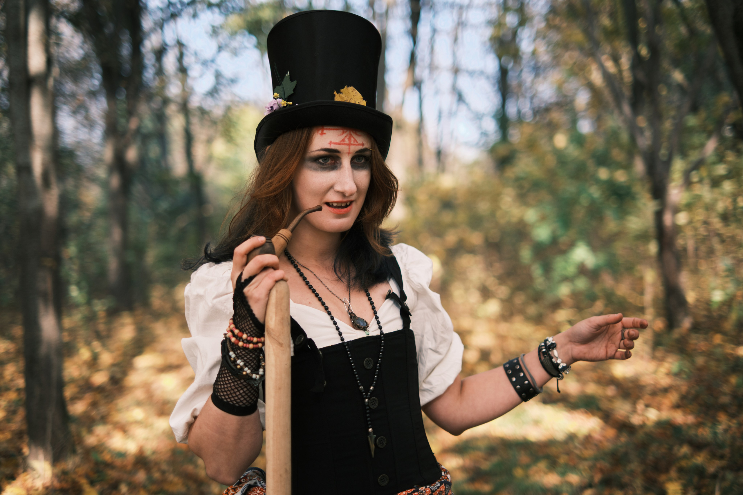 Девушка в шляпе и трубкой с лопатой