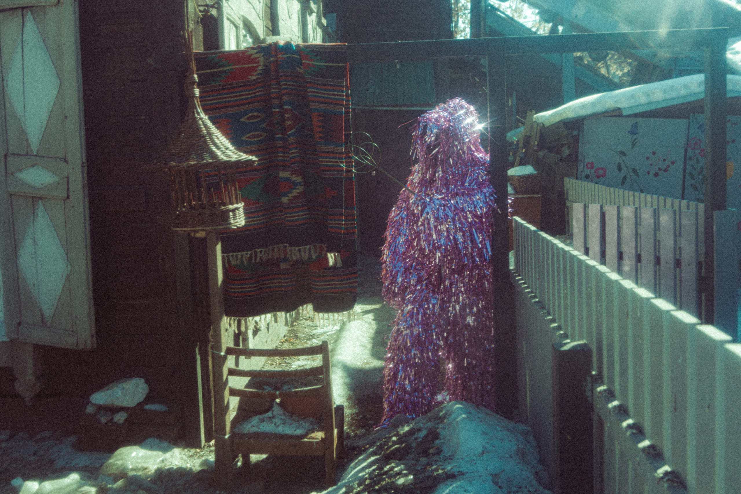 Современная fine art фотография, на которой изображен йетти в костюме из мишуры, живущий в деревянном доме. 