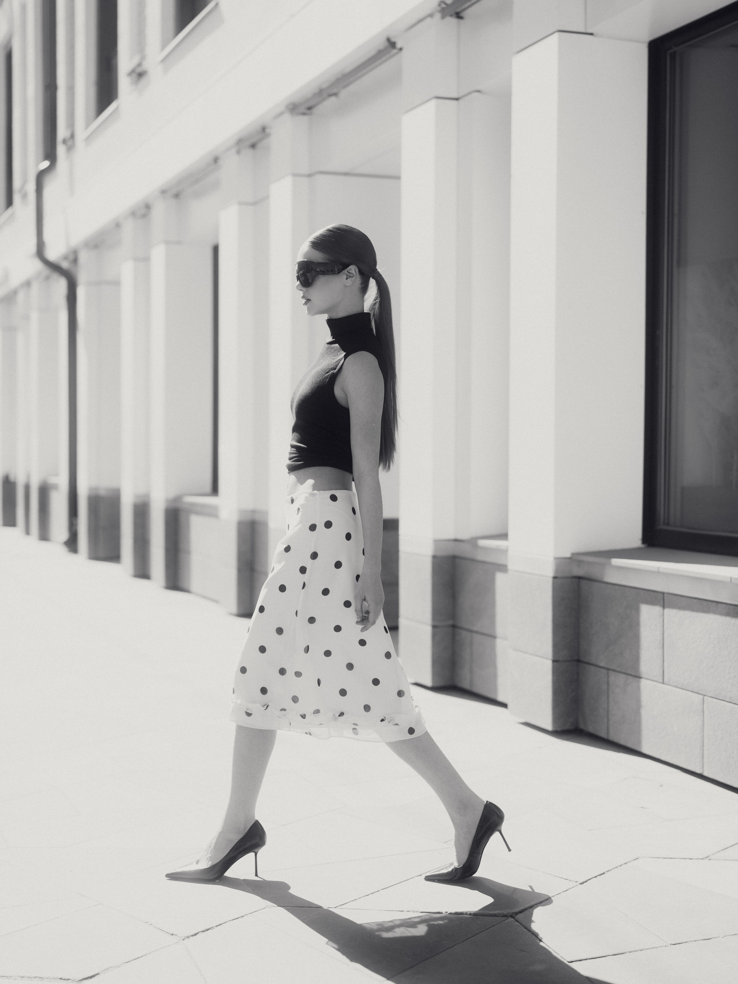 уличная фотография девушки в Казани, модель Софи в движении