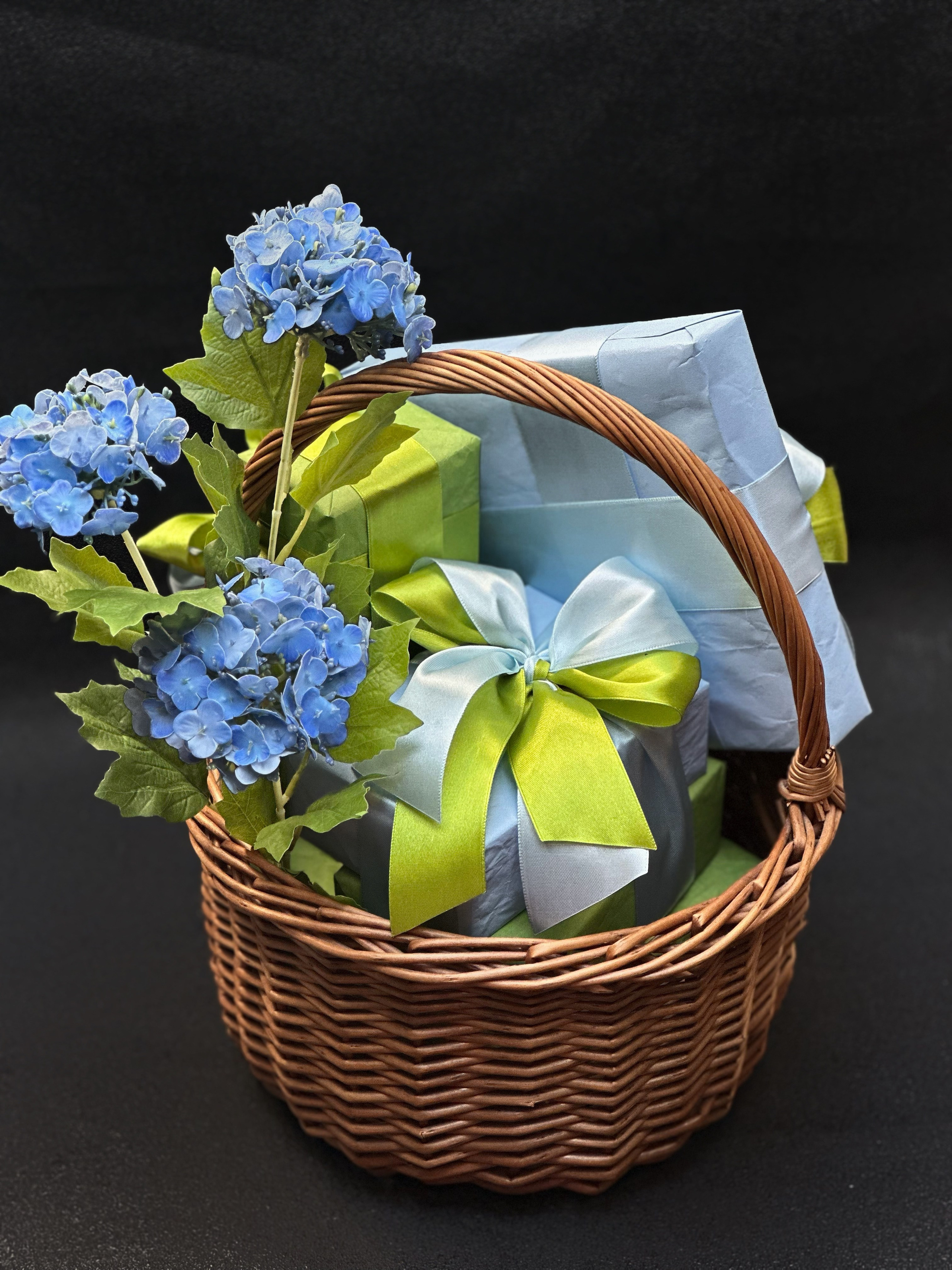 Подарок «Корзинка с гортензией». Студия подарочных наборов «Владия»