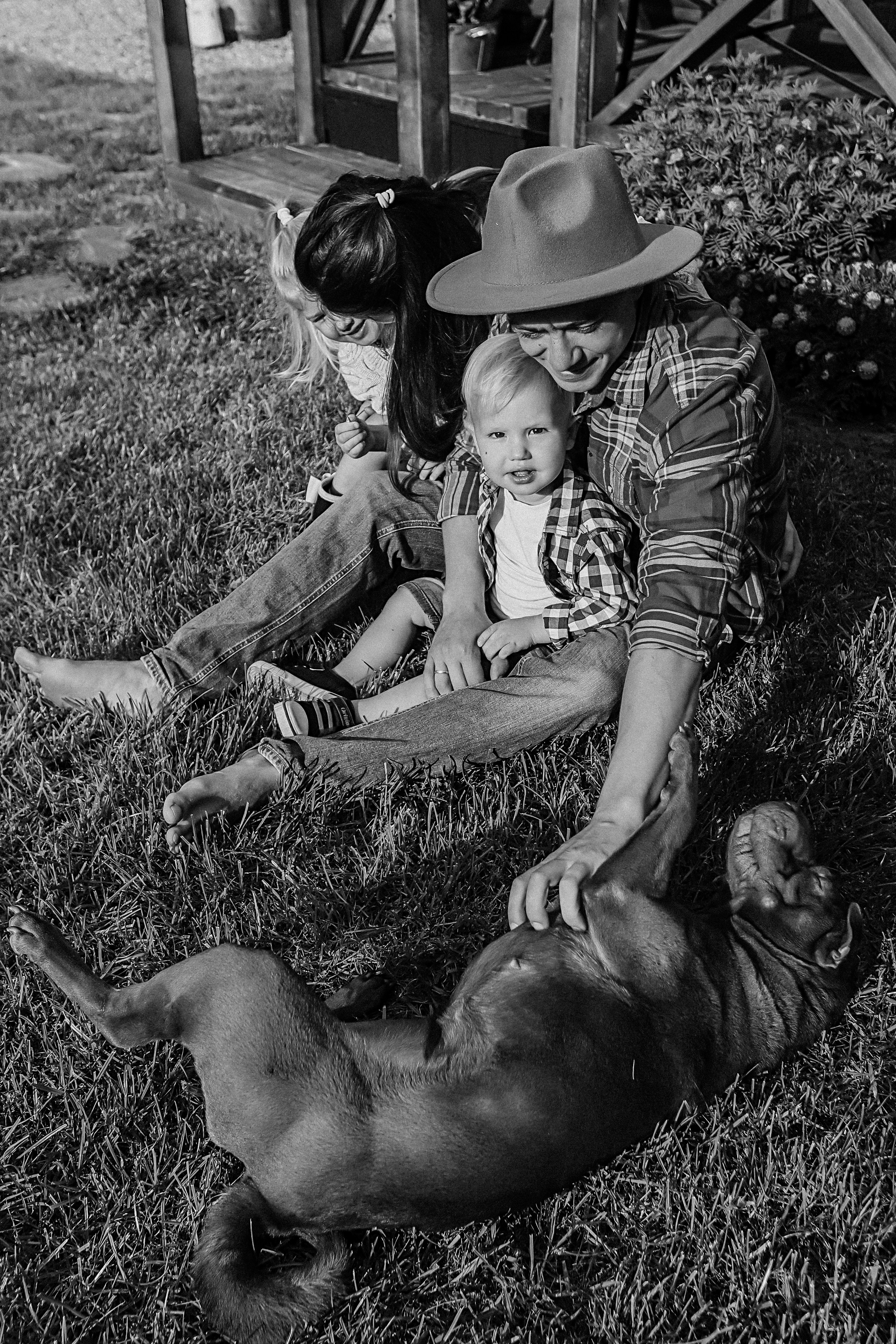 У дома. Семейный фотограф Тюмень, фотограф на роды Салмина Мария
