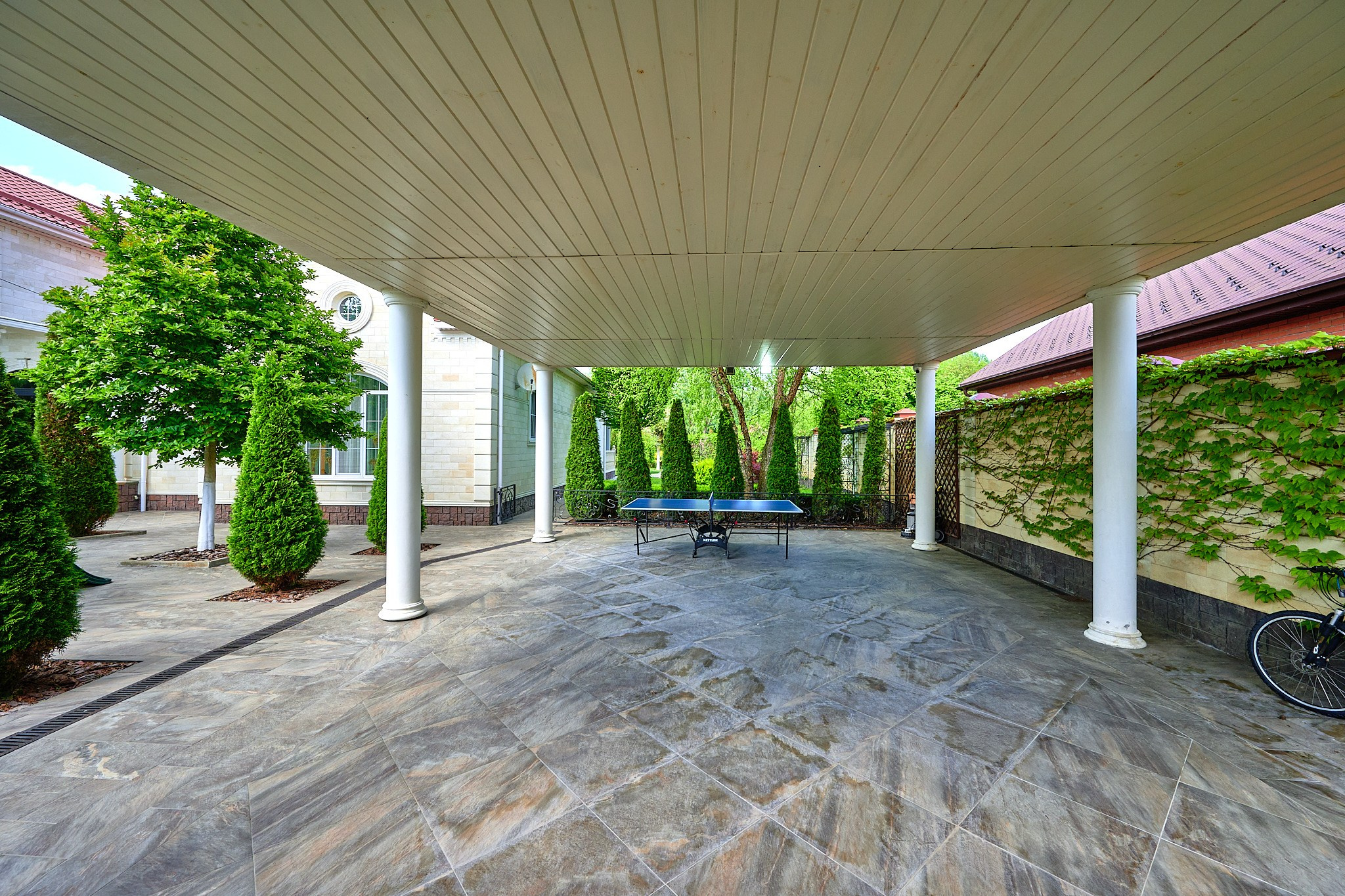 парковочное место крыша возле дома 