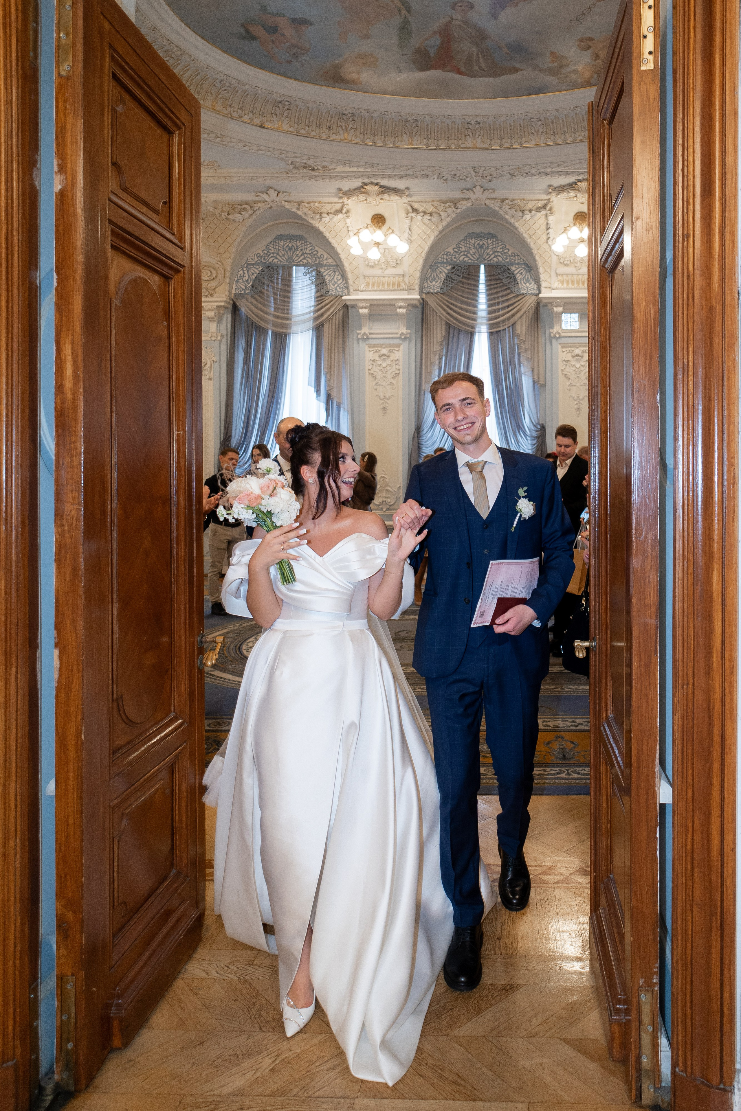 Сборы в отеле Индиго, съемка в Академии художеств, роспись во дворце бракосочетания№ 2 и банкет Нева Холл. Свадебный фотограф Александр Невский в Санкт-Петербурге