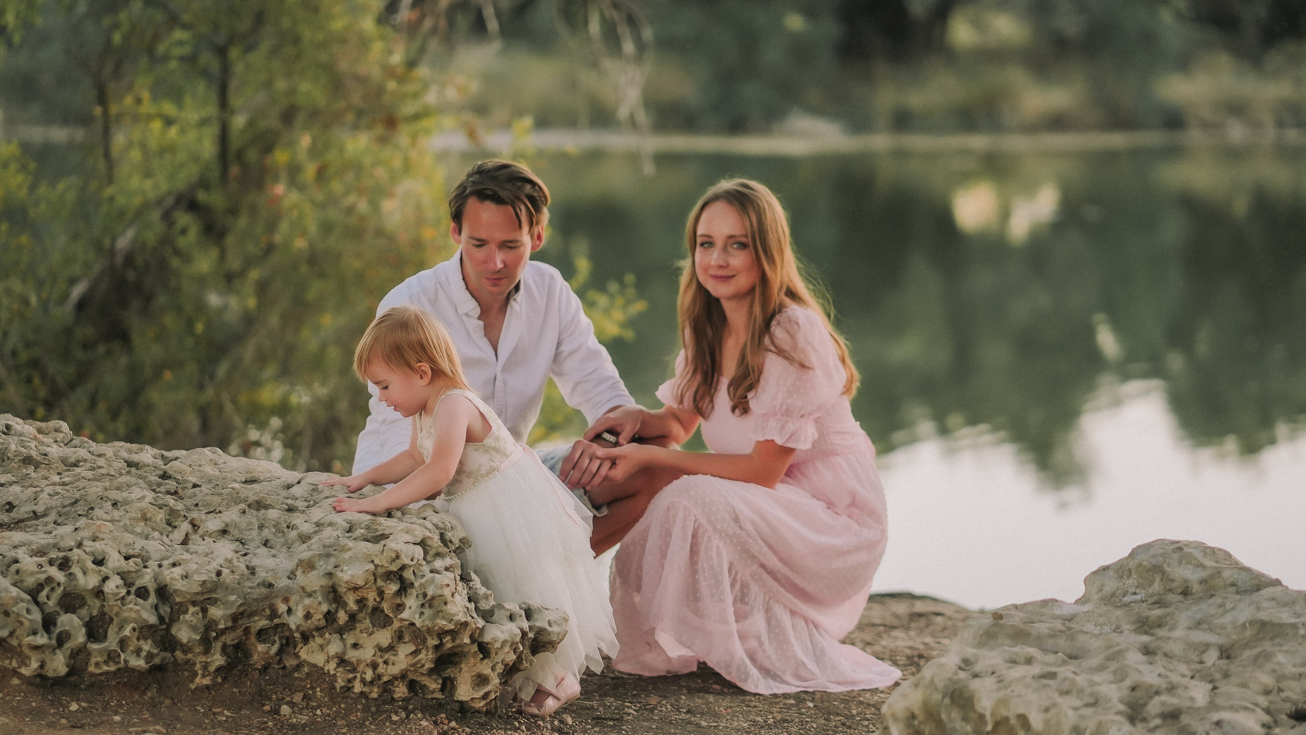 Family snuggles & smiles — cozy family photos