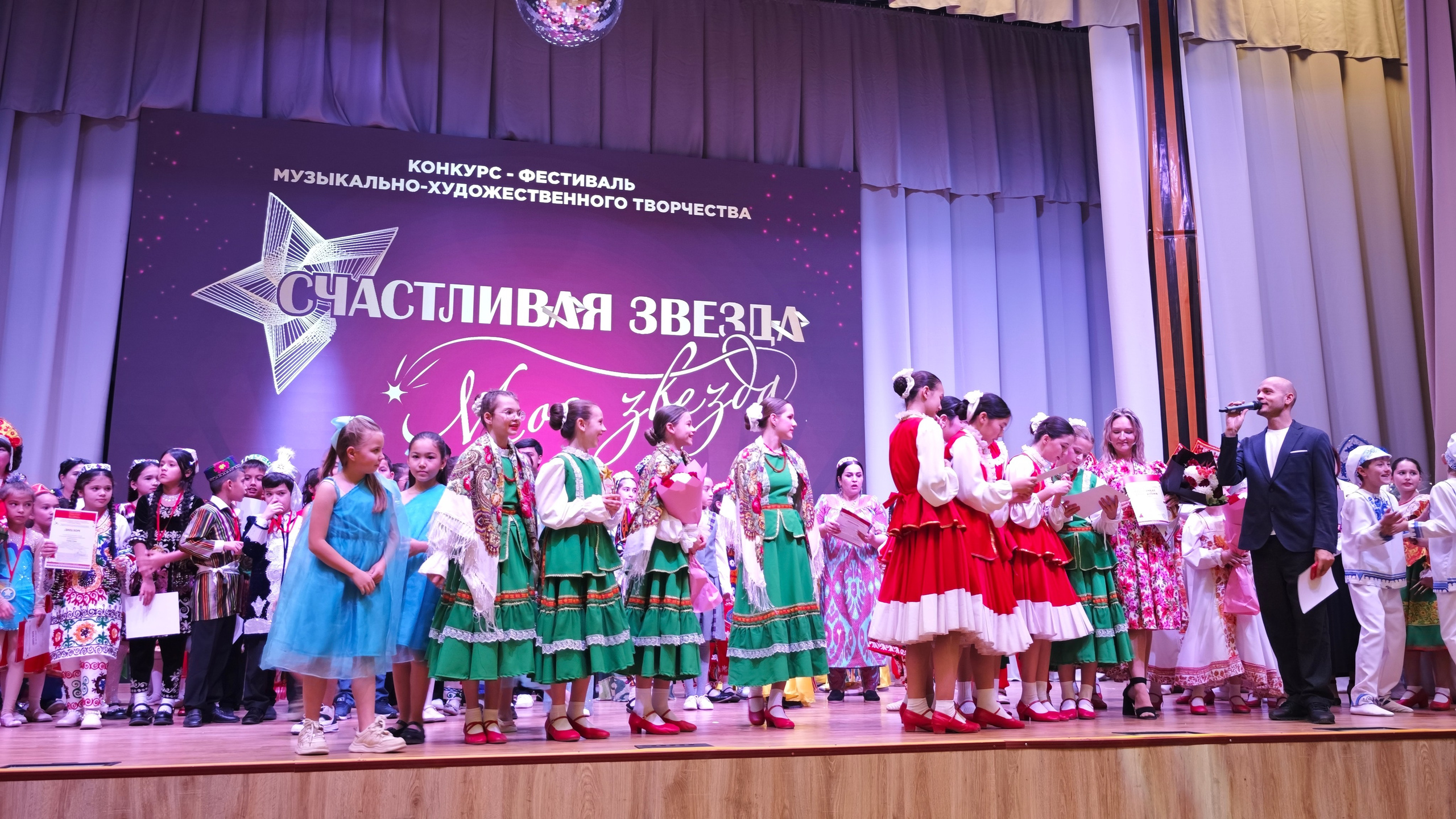 1 ноября 2025 г, г. Бохтар, Таджикистан. Золотое яблочко