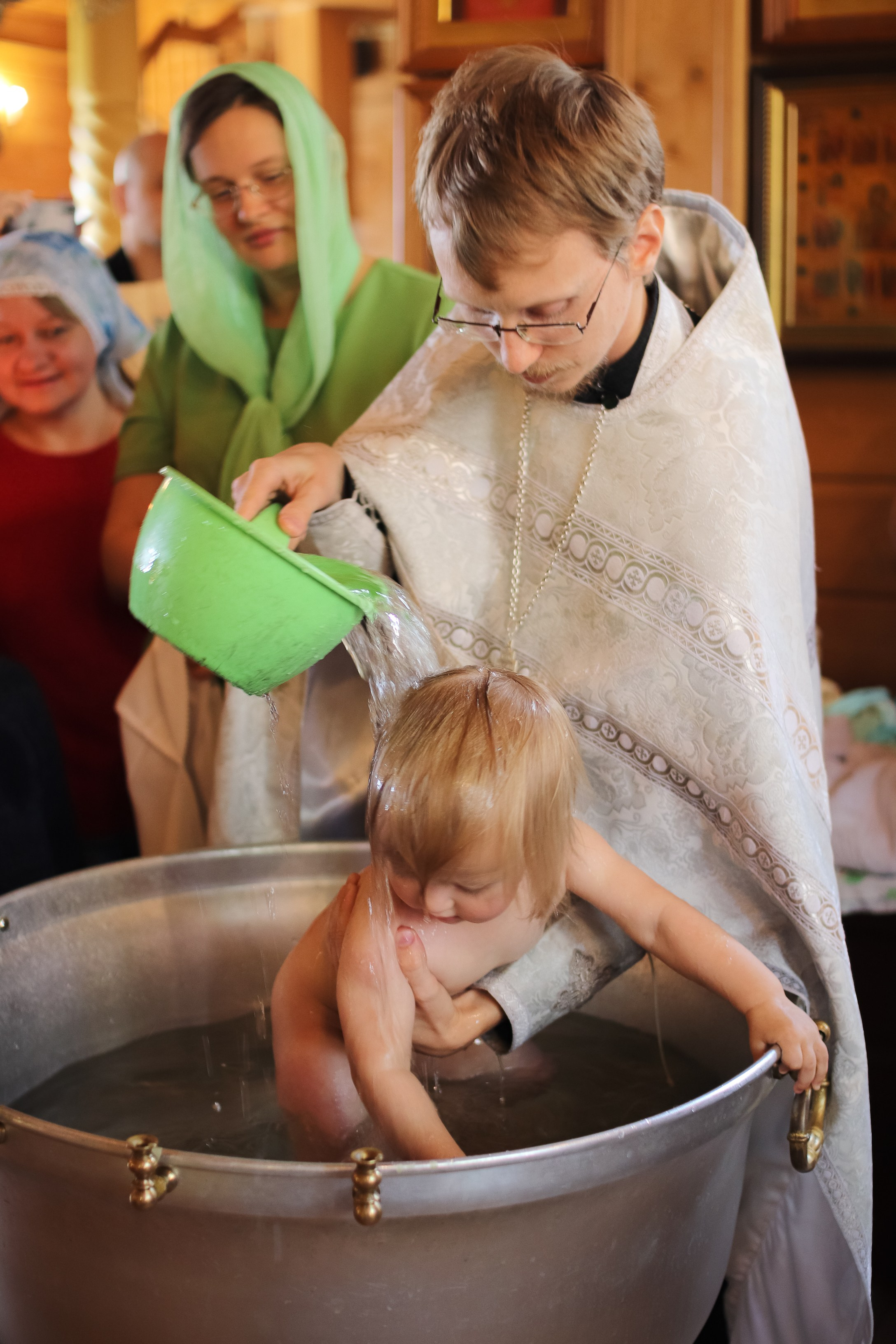 Крещение в храме Жён-Мироносиц в Марьино, базовая цветокоррекция. Фотограф на крещение/венчание