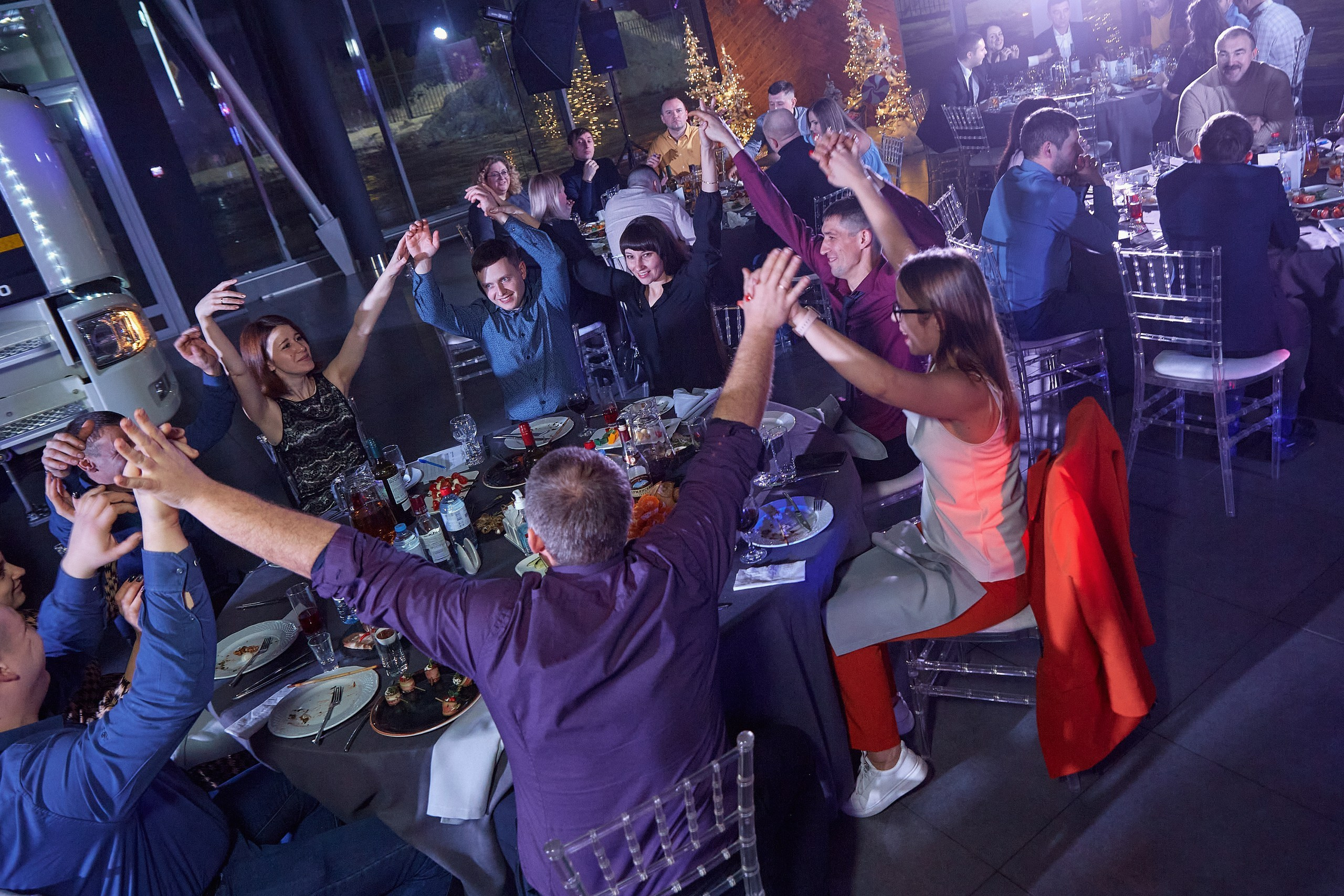 Транс-Инвест / Новогодний корпоратив на территории автосалона. Антон Артюшин, портретный фотограф. Москва