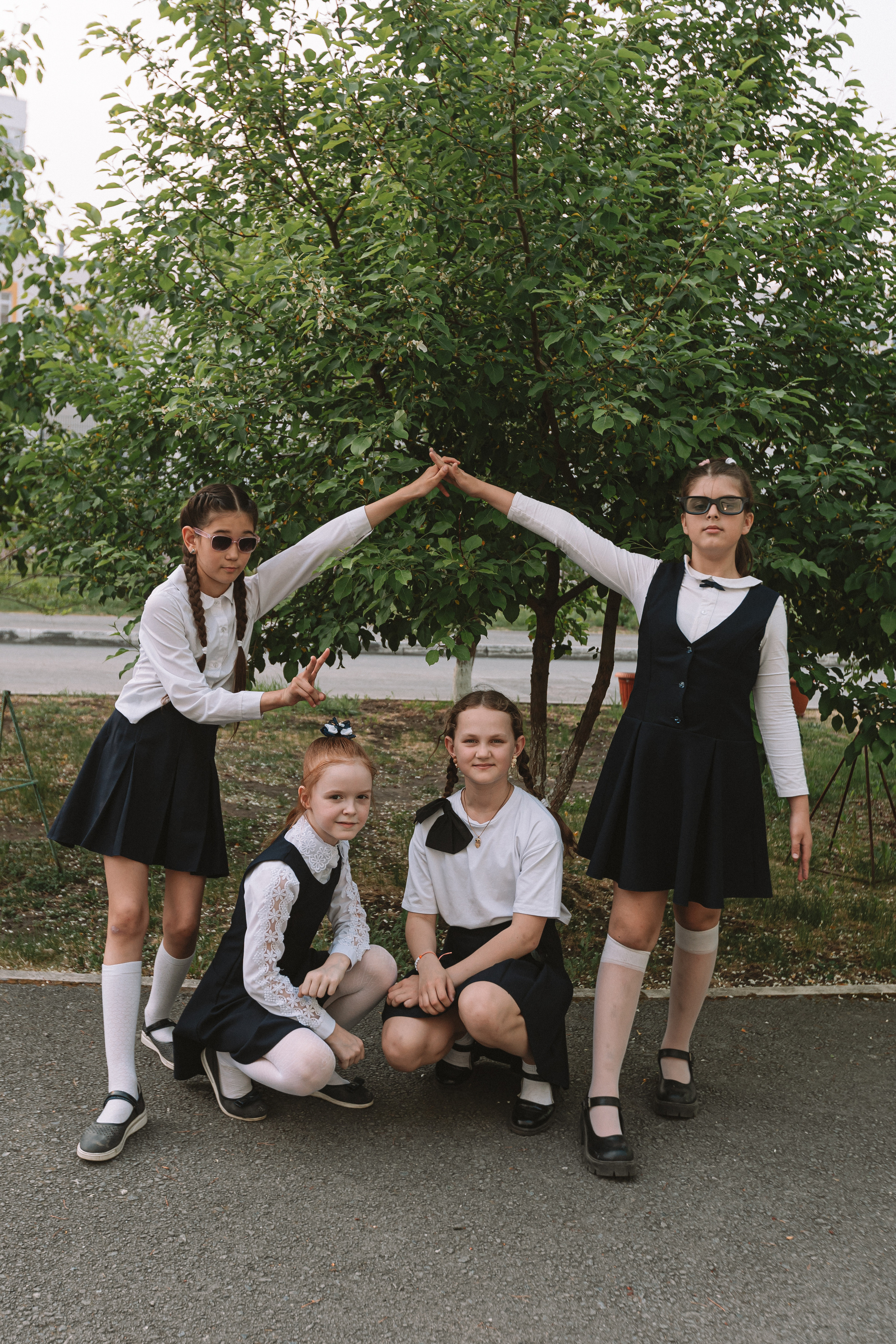 3 класс у школы. Семейный фотограф Тюмень, фотограф на роды Салмина Мария