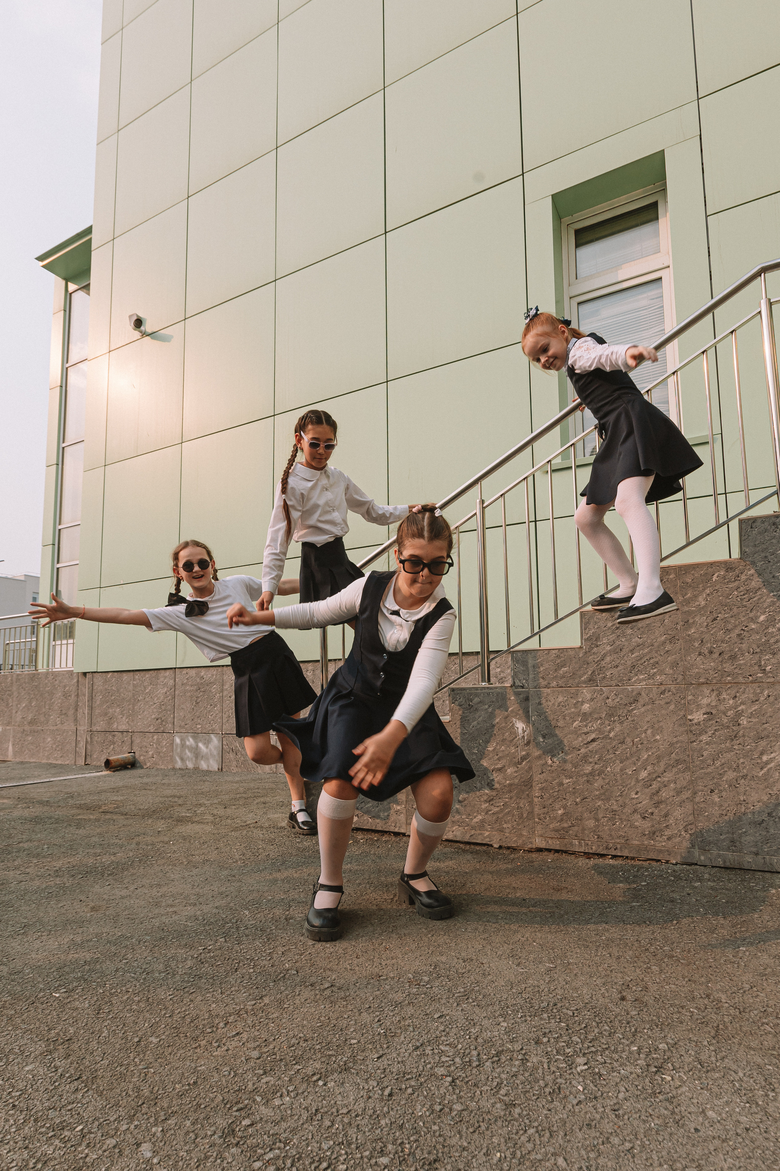 3 класс у школы. Семейный фотограф Тюмень, фотограф на роды Салмина Мария