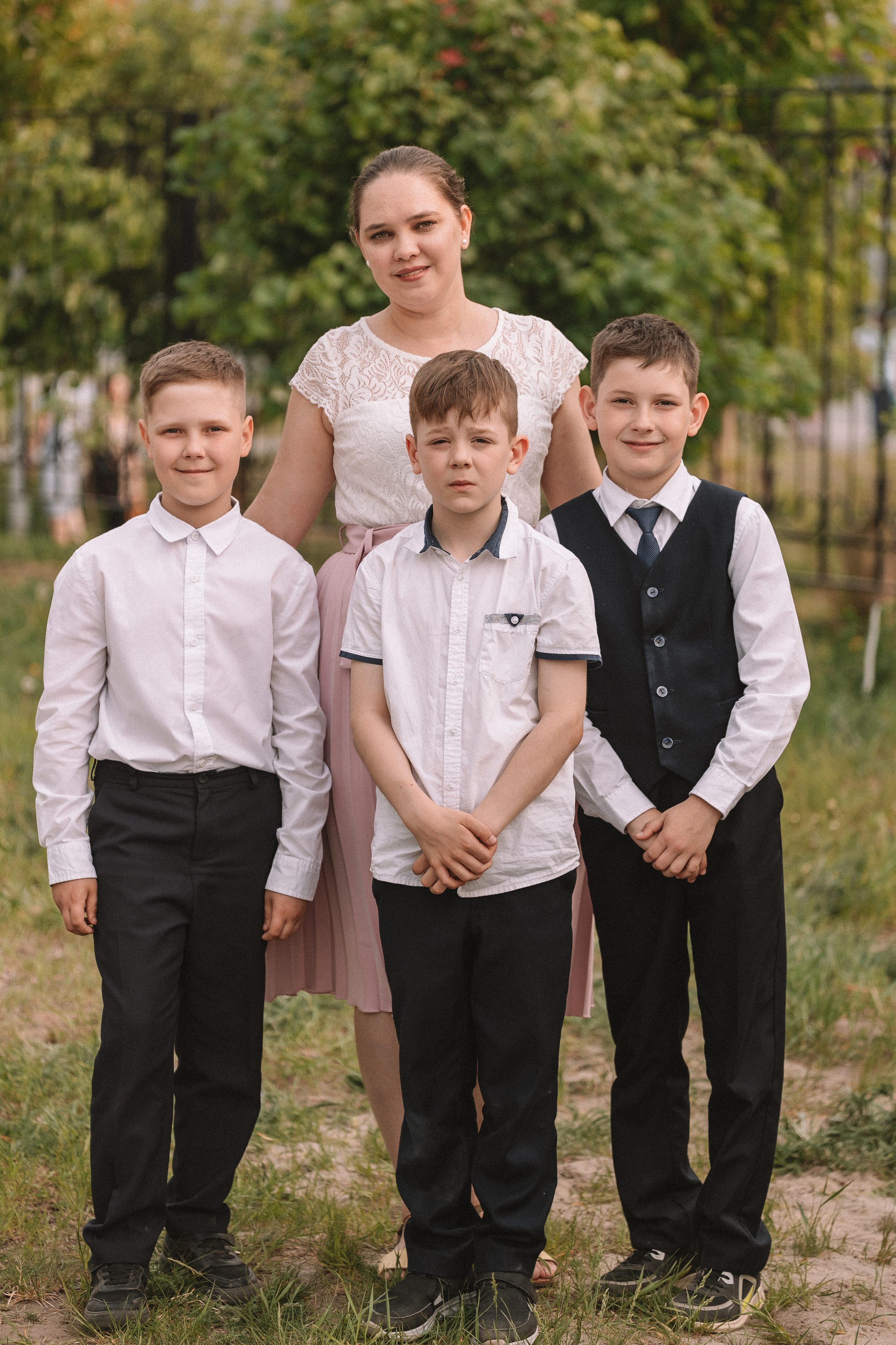 3 класс у школы. Семейный фотограф Тюмень, фотограф на роды Салмина Мария