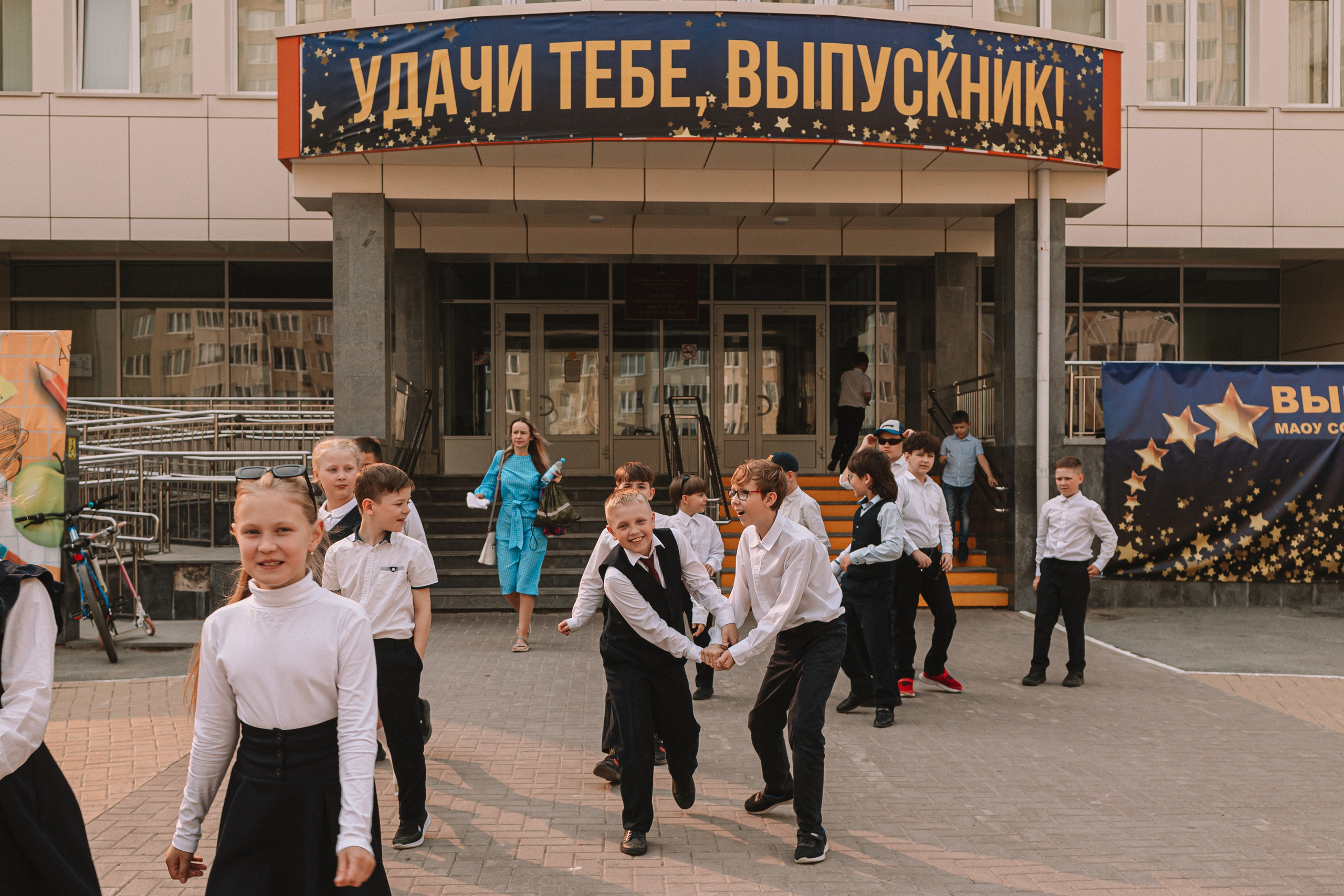 3 класс у школы. Семейный фотограф Тюмень, фотограф на роды Салмина Мария
