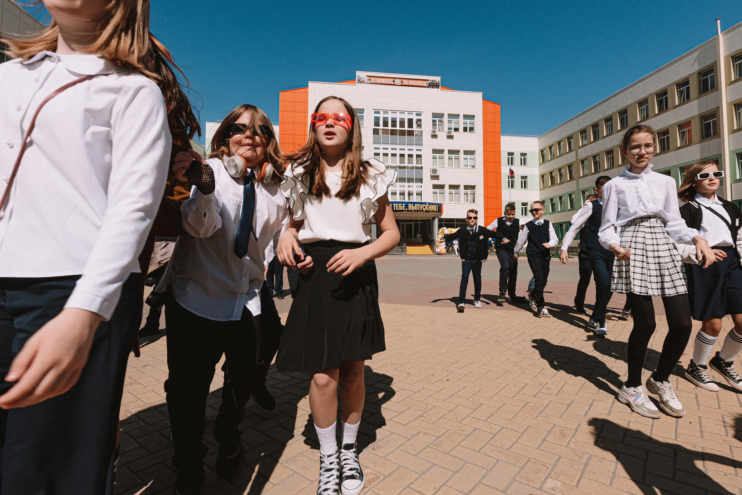 6 класс у школы. Семейный фотограф Тюмень, фотограф на роды Салмина Мария