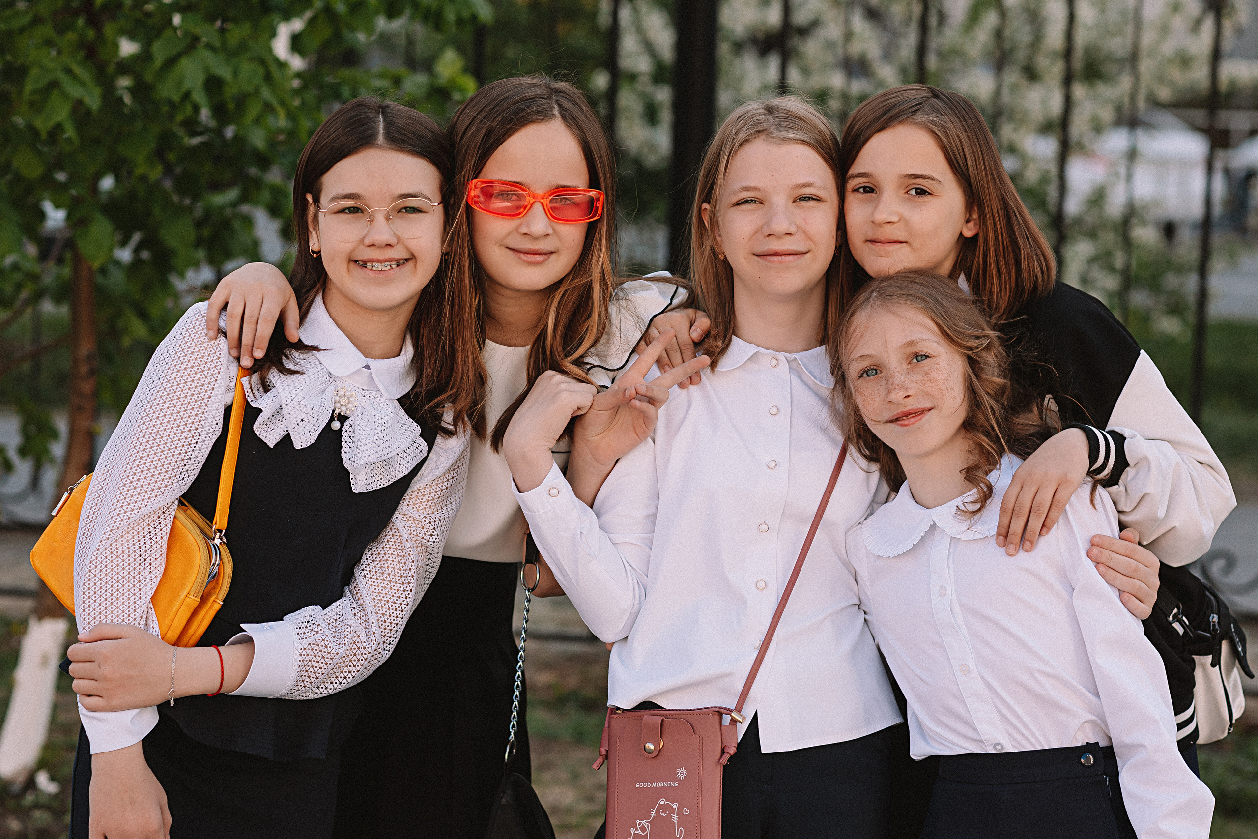 6 класс у школы. Семейный фотограф Тюмень, фотограф на роды Салмина Мария