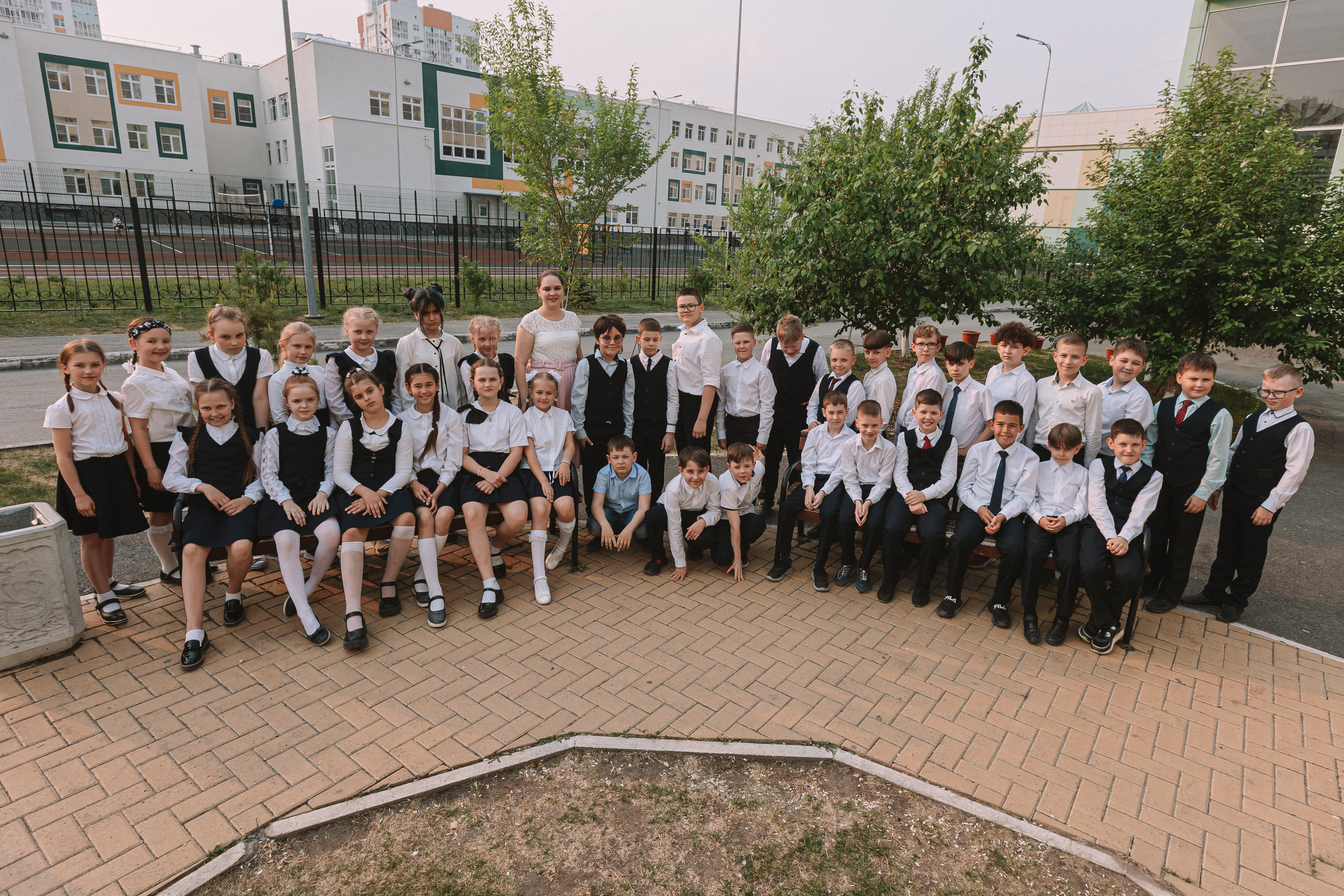 3 класс у школы. Семейный фотограф Тюмень, фотограф на роды Салмина Мария