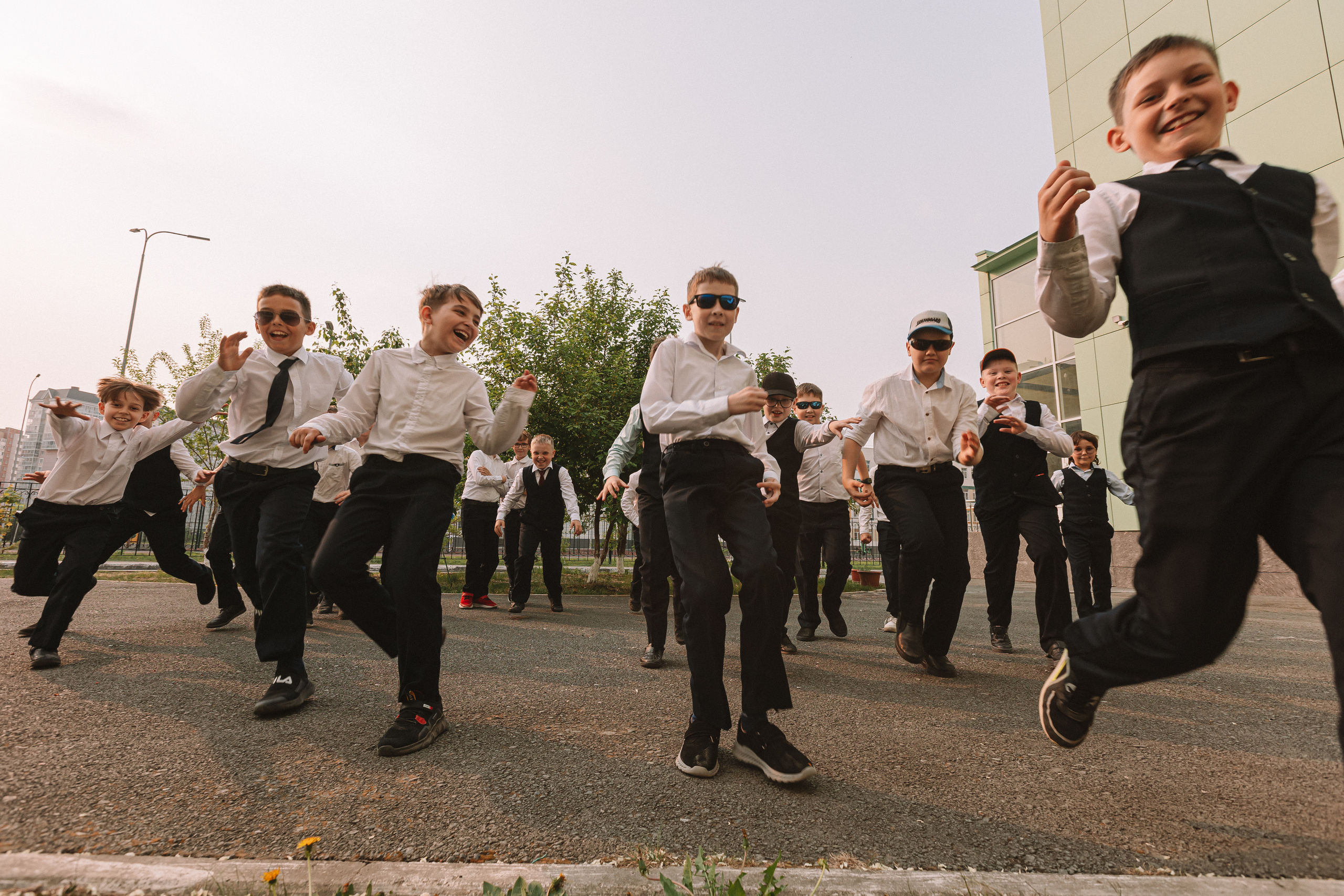 3 класс у школы. Семейный фотограф Тюмень, фотограф на роды Салмина Мария