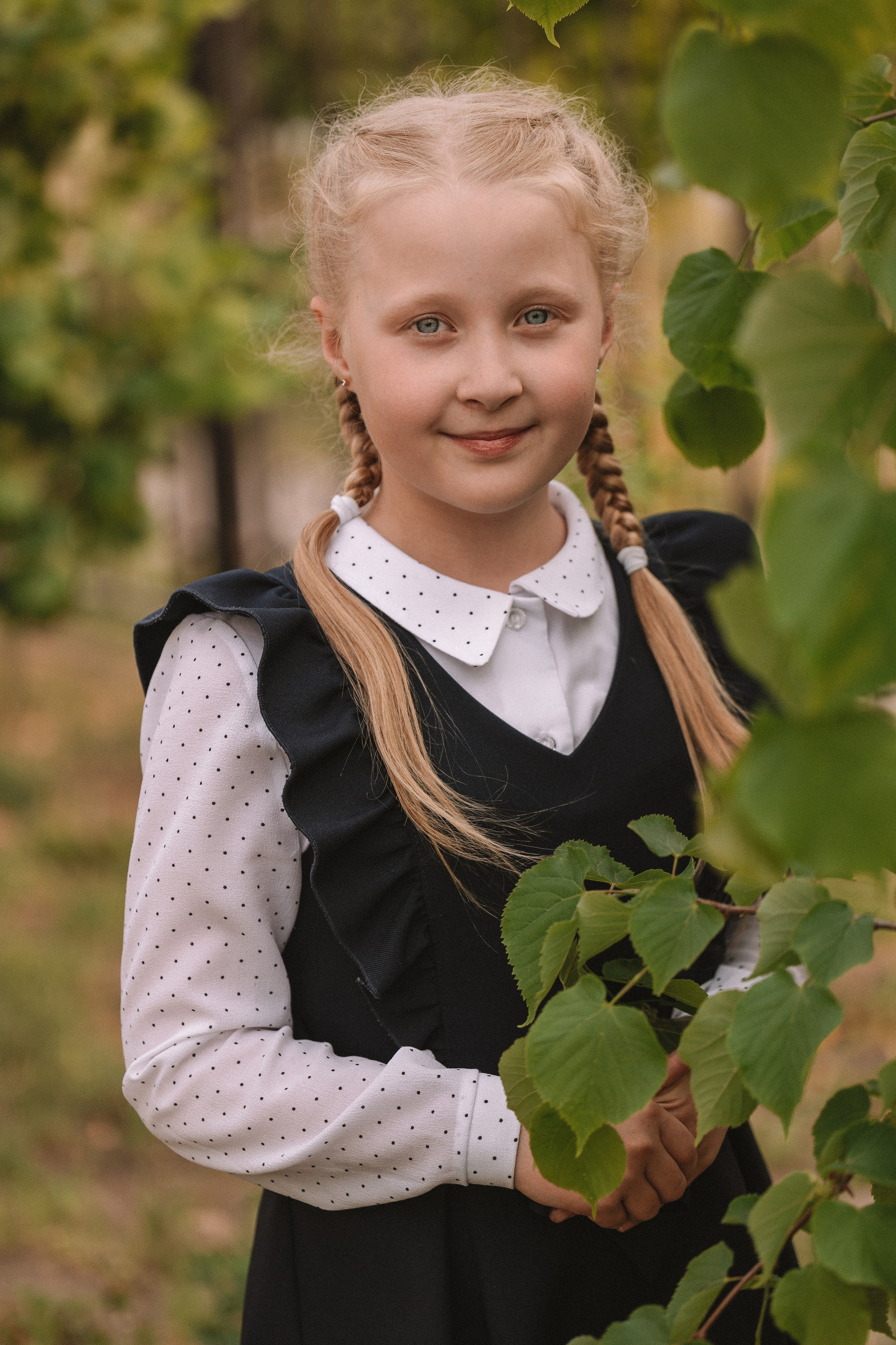 3 класс у школы. Семейный фотограф Тюмень, фотограф на роды Салмина Мария