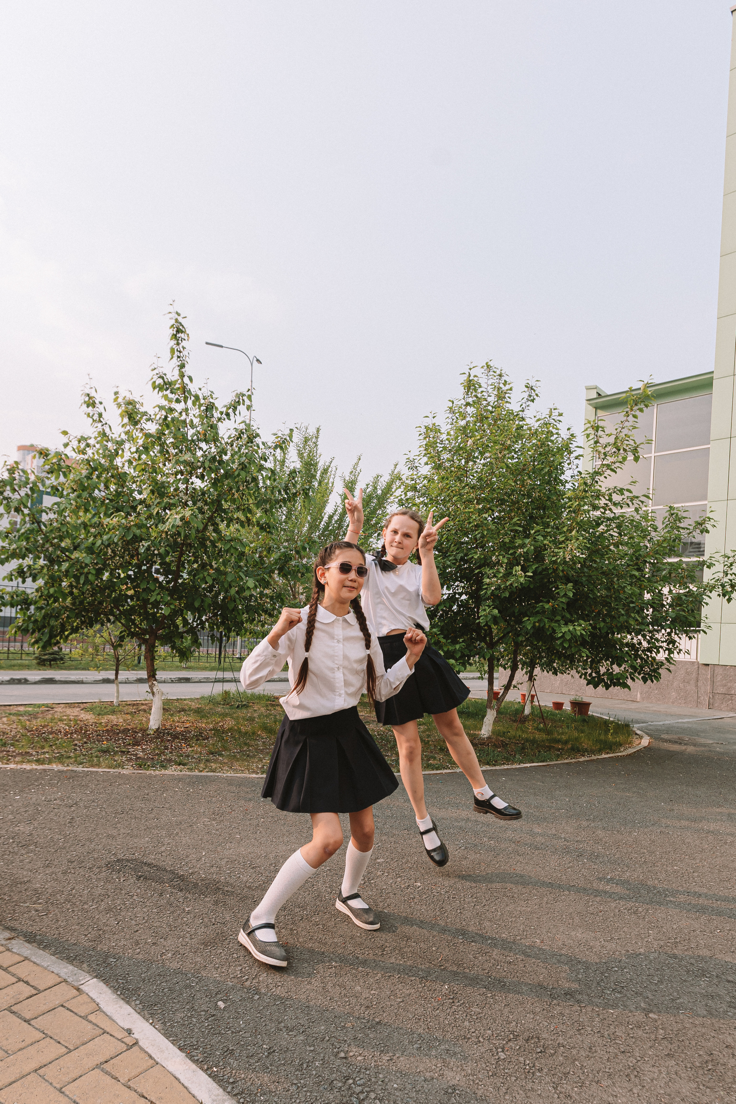 3 класс у школы. Семейный фотограф Тюмень, фотограф на роды Салмина Мария