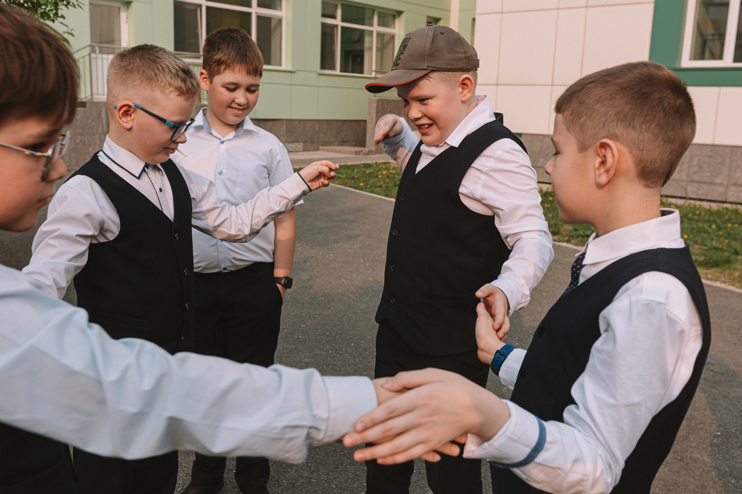 3 класс у школы. Семейный фотограф Тюмень, фотограф на роды Салмина Мария