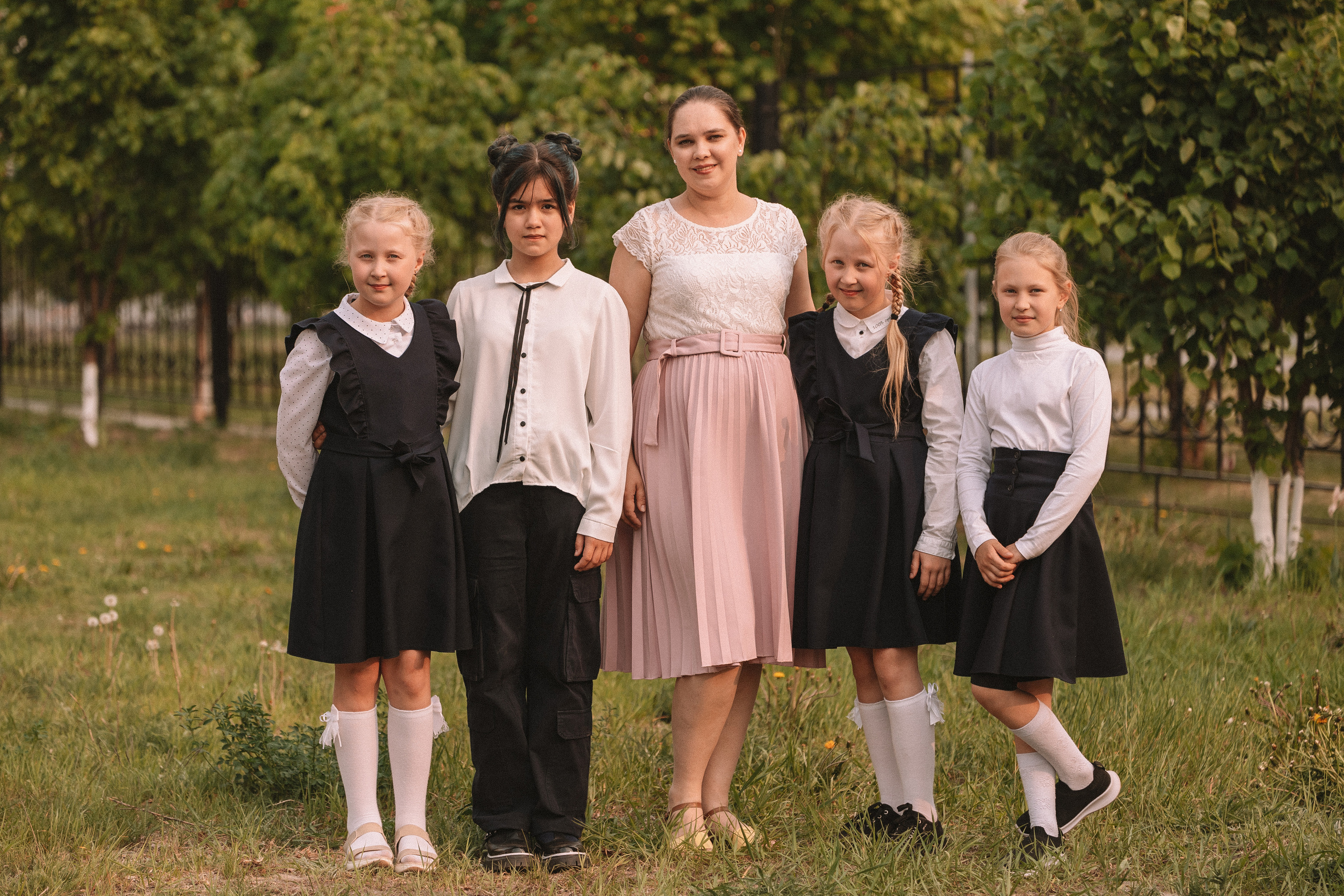 3 класс у школы. Семейный фотограф Тюмень, фотограф на роды Салмина Мария