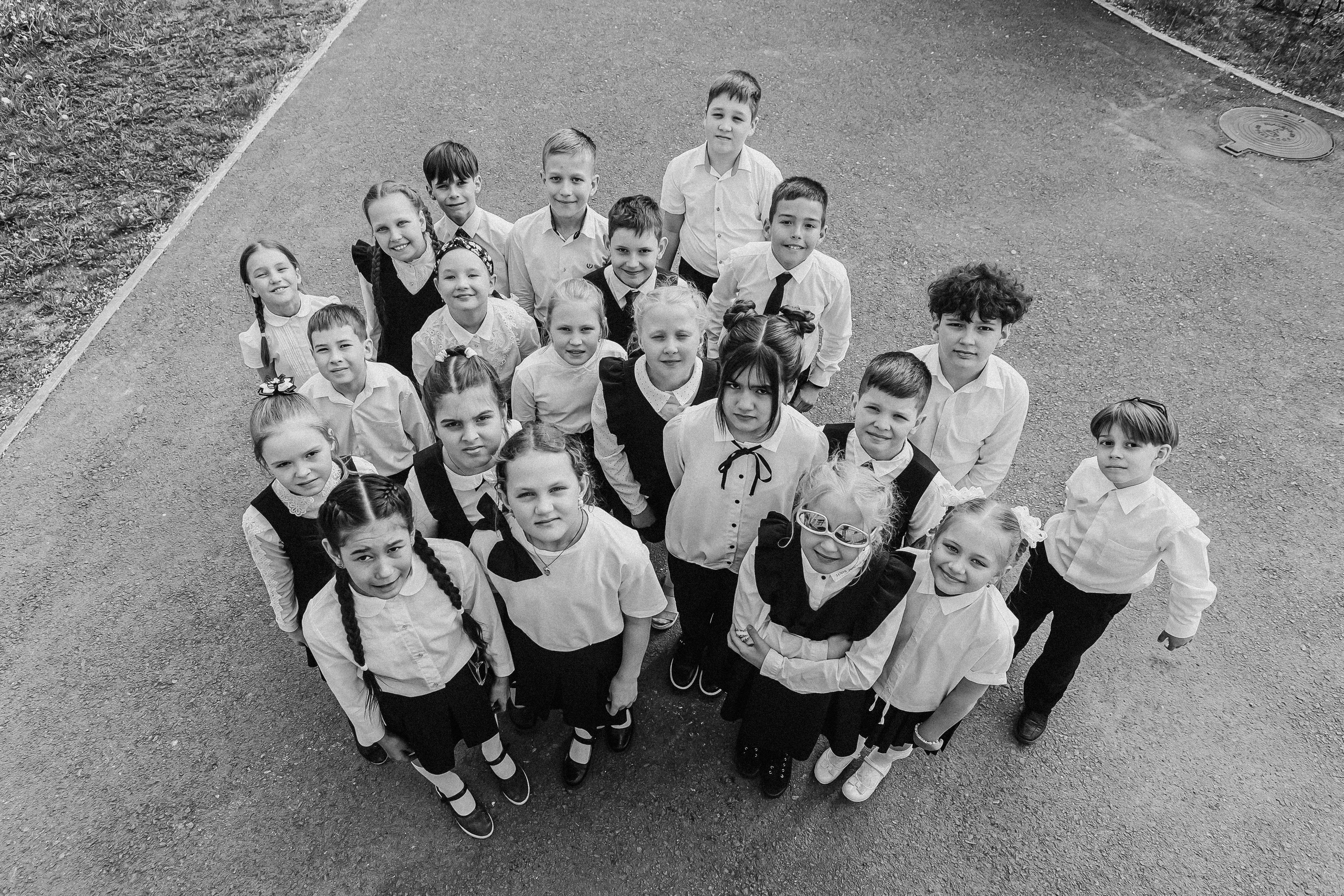 3 класс у школы. Семейный фотограф Тюмень, фотограф на роды Салмина Мария