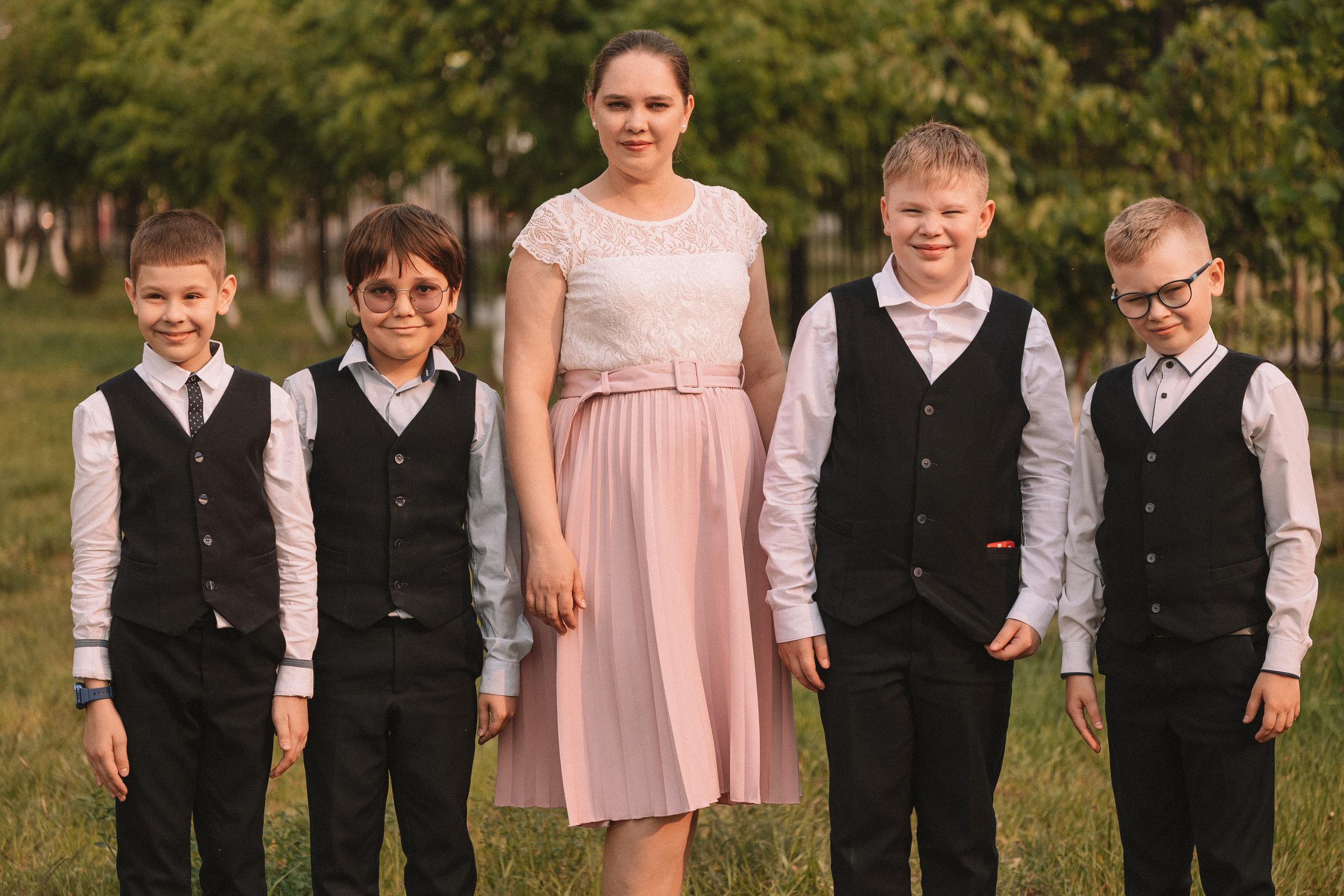 3 класс у школы. Семейный фотограф Тюмень, фотограф на роды Салмина Мария