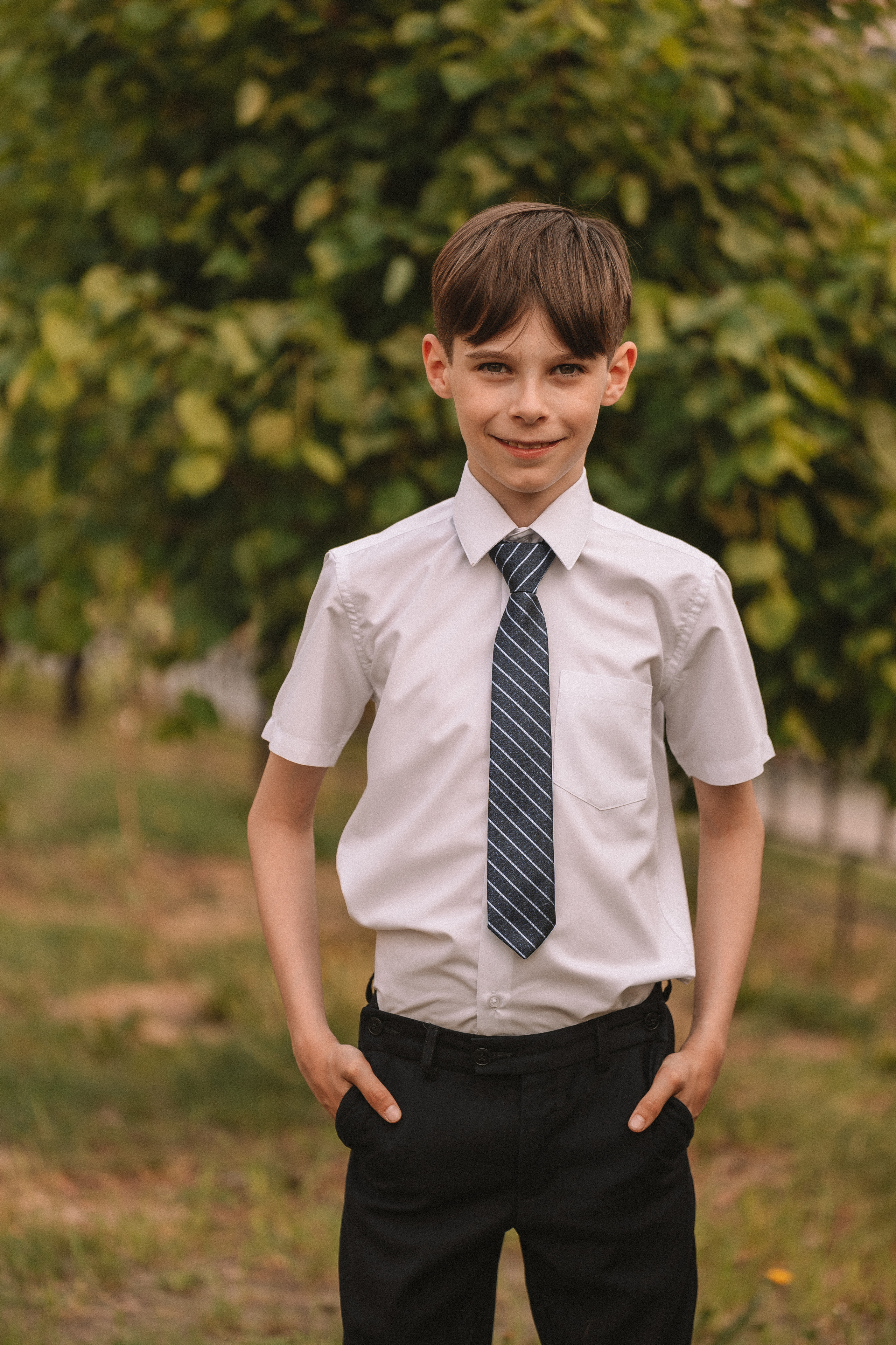 3 класс у школы. Семейный фотограф Тюмень, фотограф на роды Салмина Мария