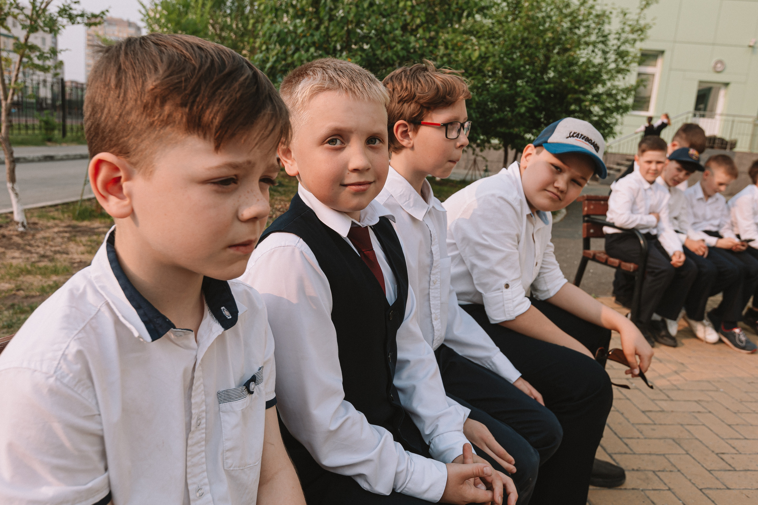 3 класс у школы. Семейный фотограф Тюмень, фотограф на роды Салмина Мария