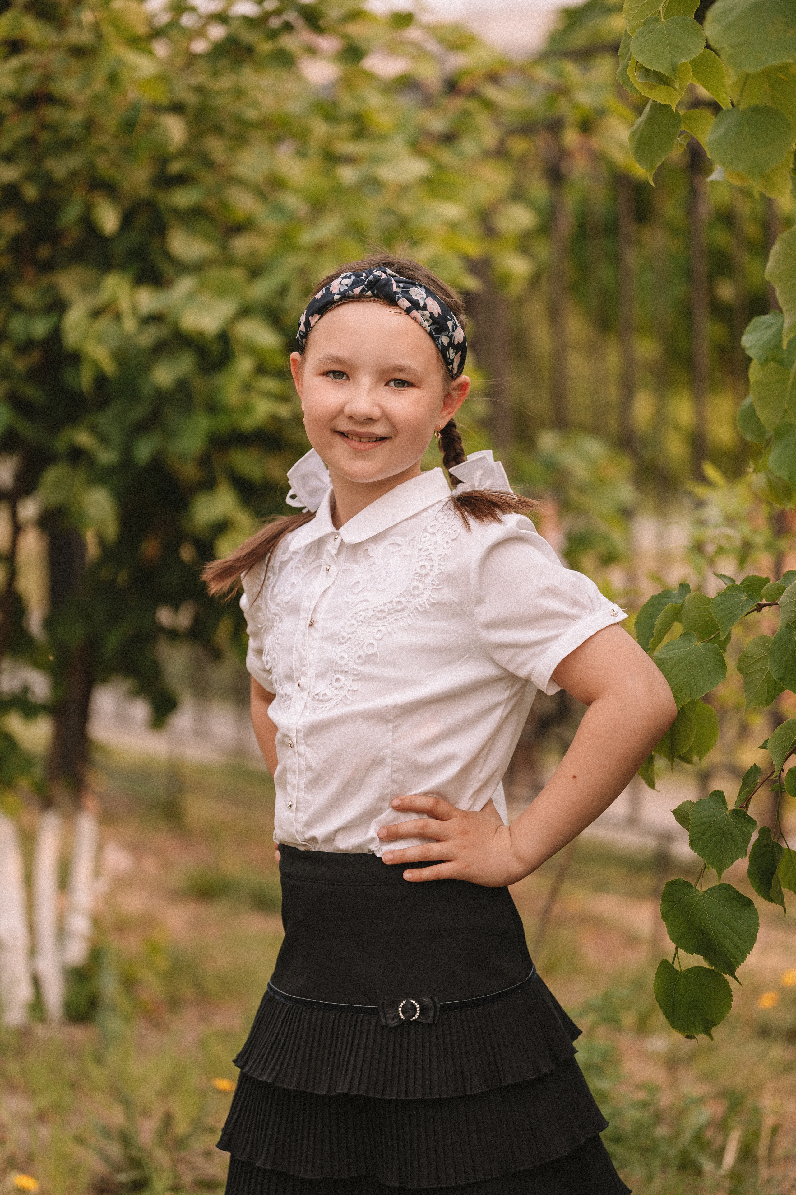 3 класс у школы. Семейный фотограф Тюмень, фотограф на роды Салмина Мария