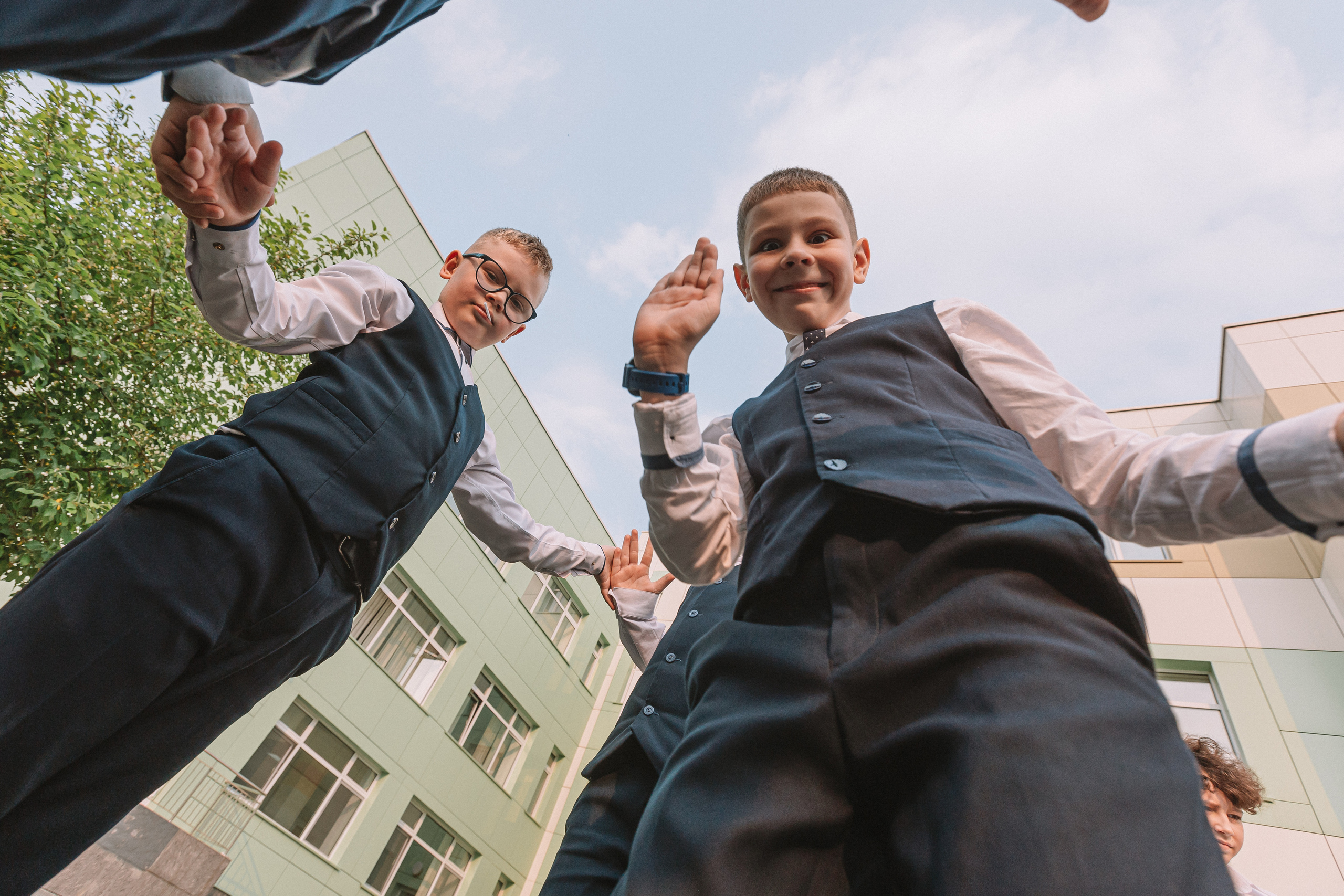 3 класс у школы. Семейный фотограф Тюмень, фотограф на роды Салмина Мария
