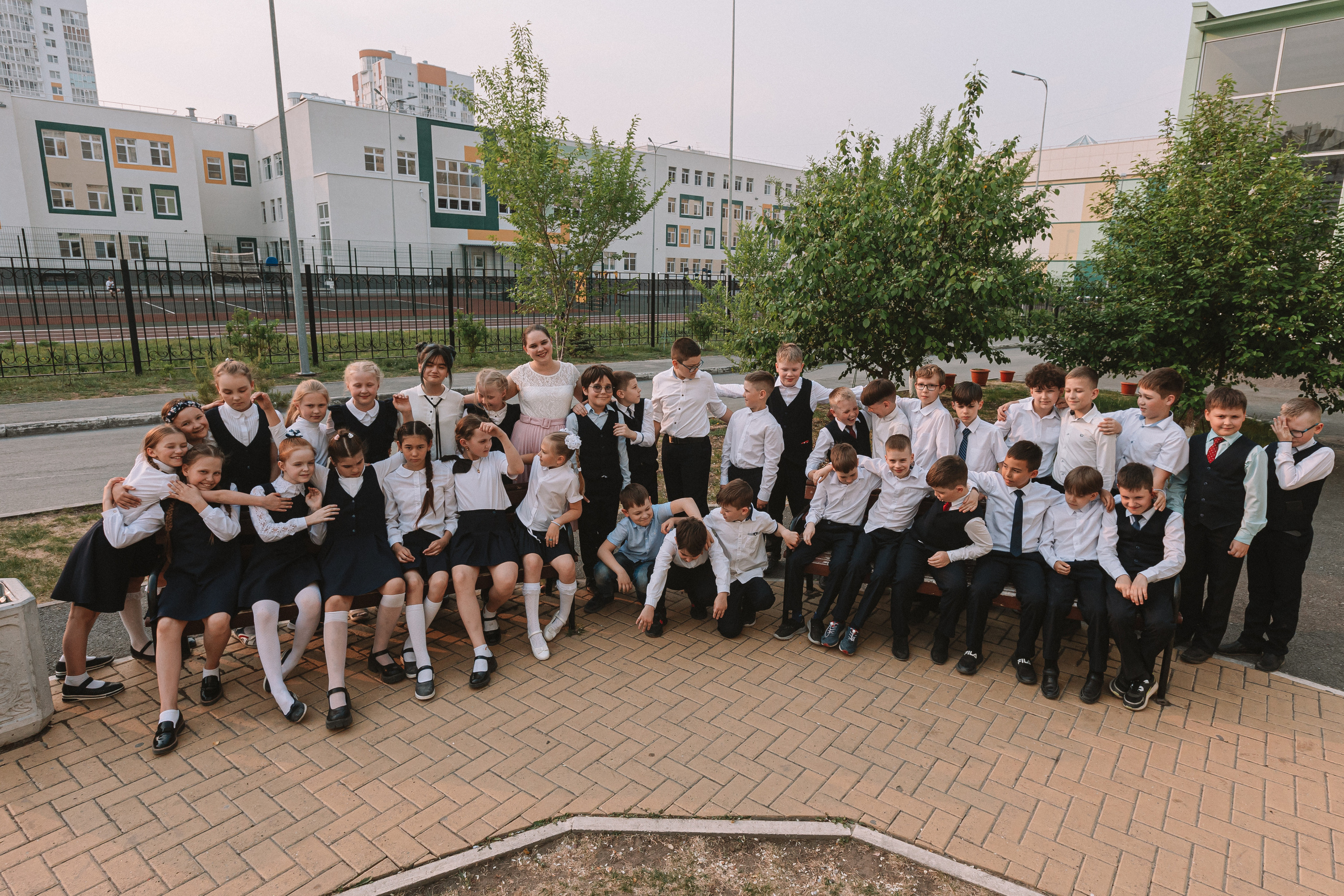 3 класс у школы. Семейный фотограф Тюмень, фотограф на роды Салмина Мария
