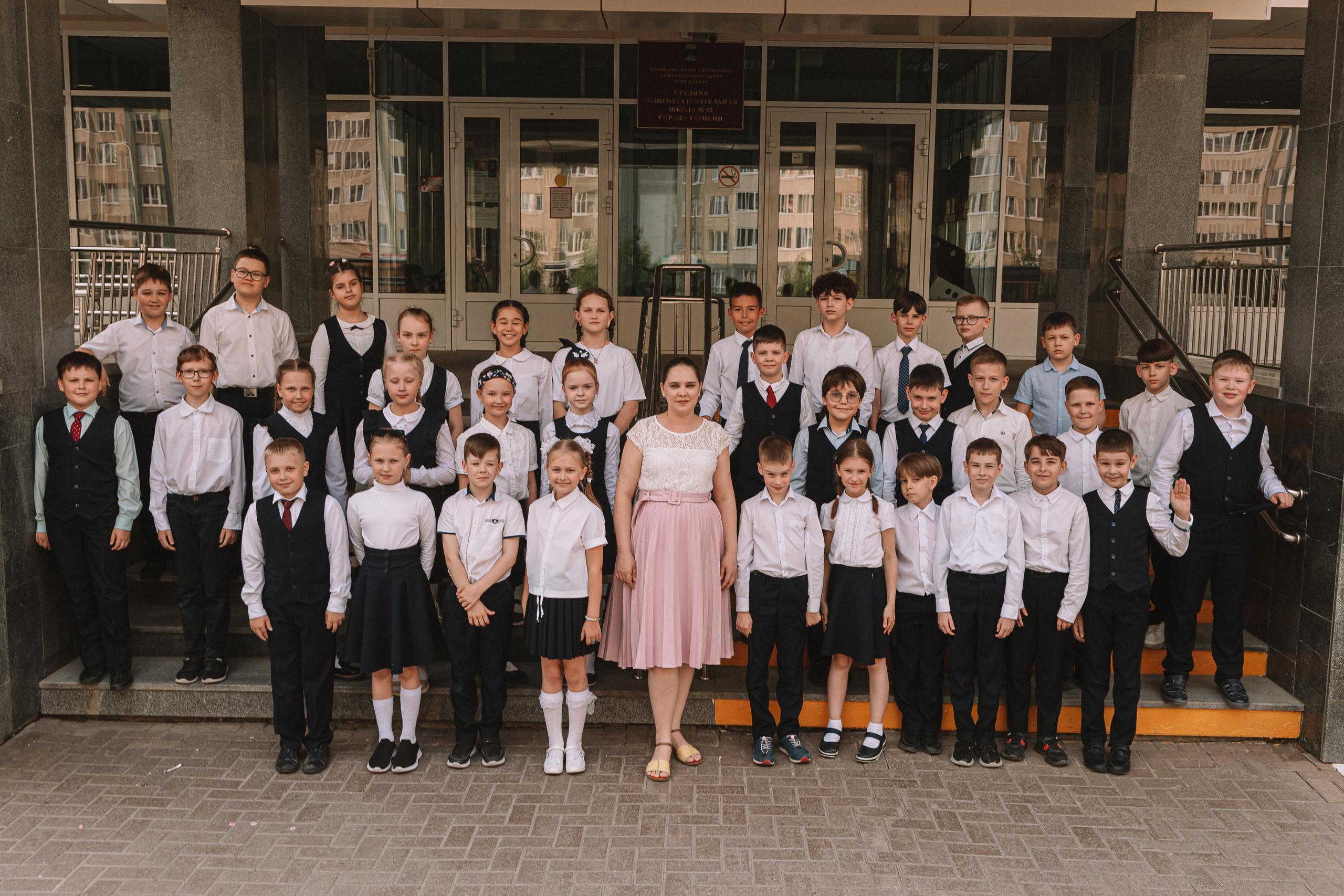 3 класс у школы. Семейный фотограф Тюмень, фотограф на роды Салмина Мария