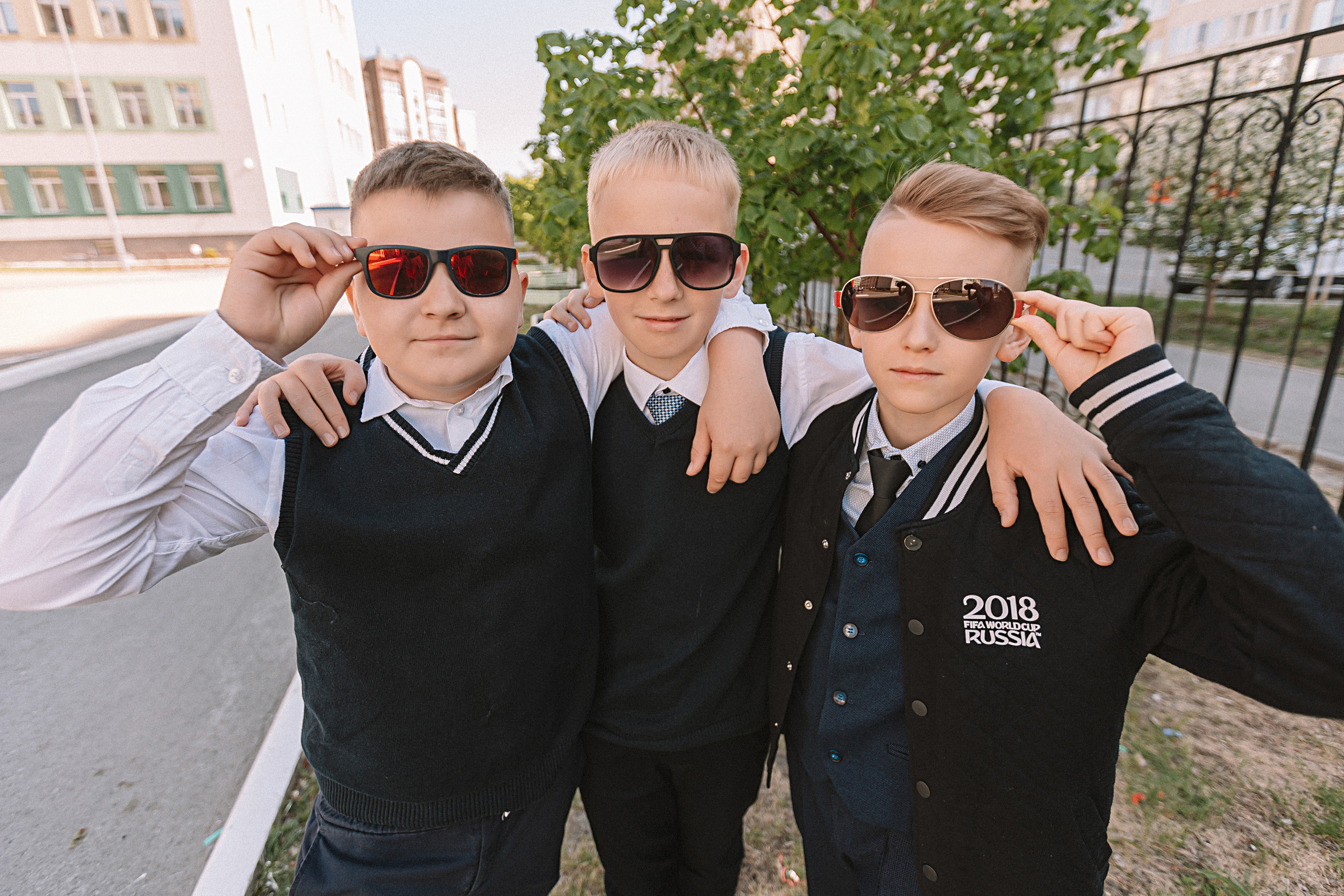 6 класс у школы. Семейный фотограф Тюмень, фотограф на роды Салмина Мария