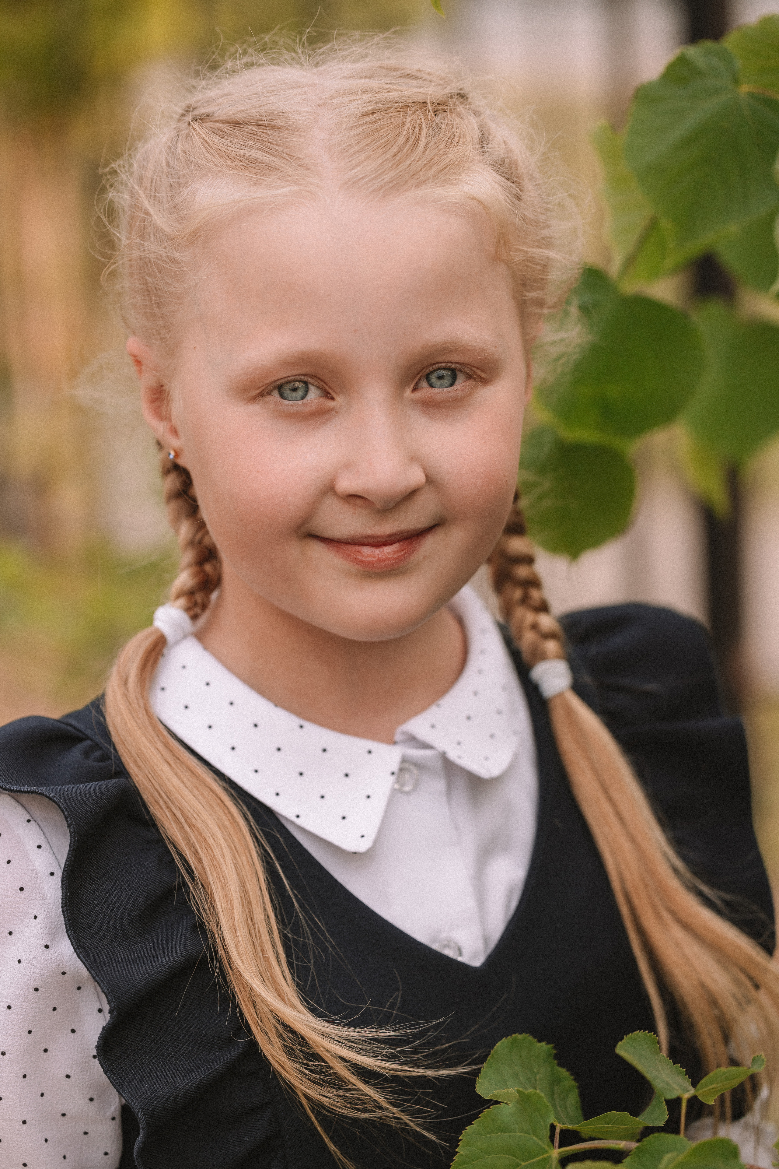 3 класс у школы. Семейный фотограф Тюмень, фотограф на роды Салмина Мария