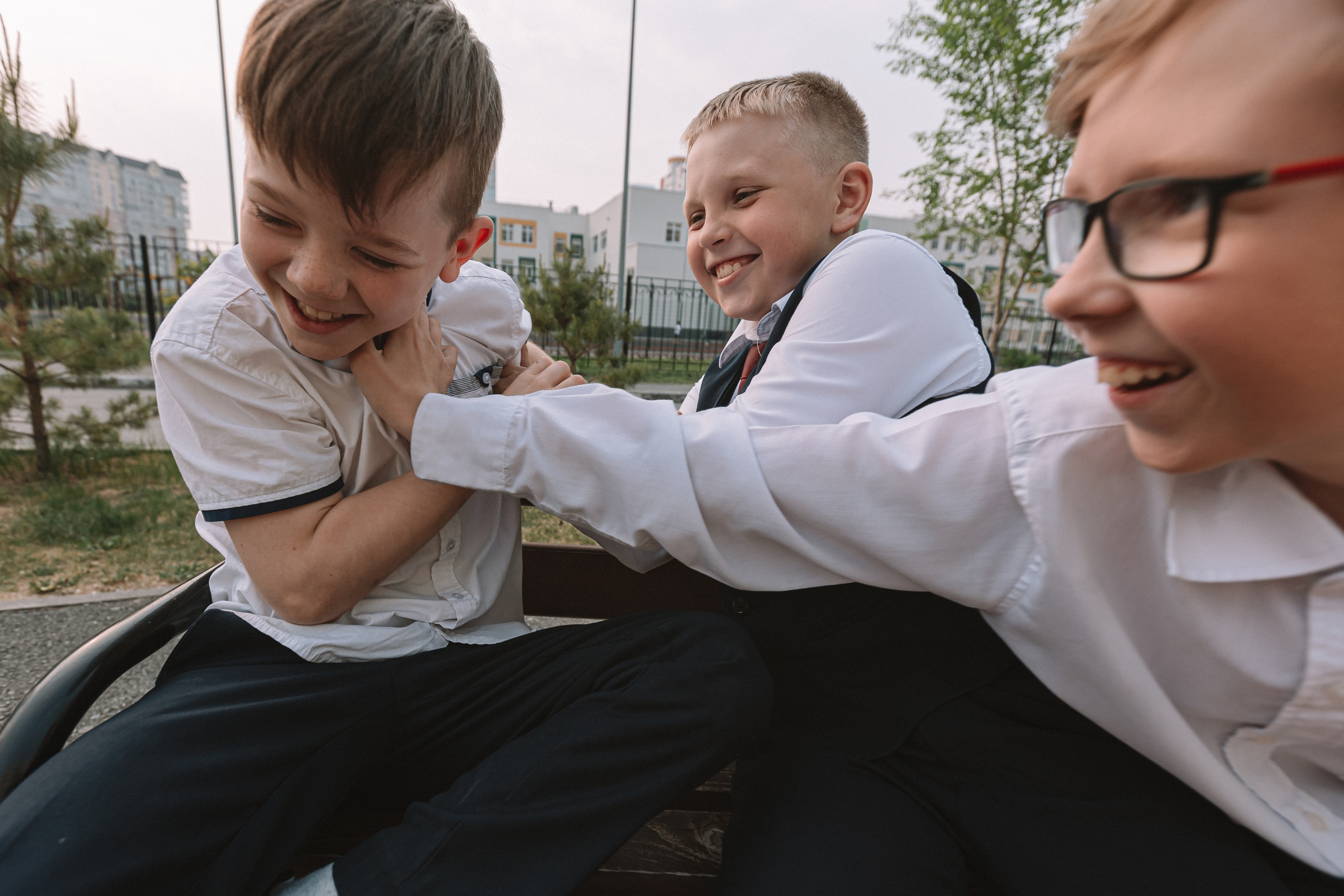 3 класс у школы. Семейный фотограф Тюмень, фотограф на роды Салмина Мария