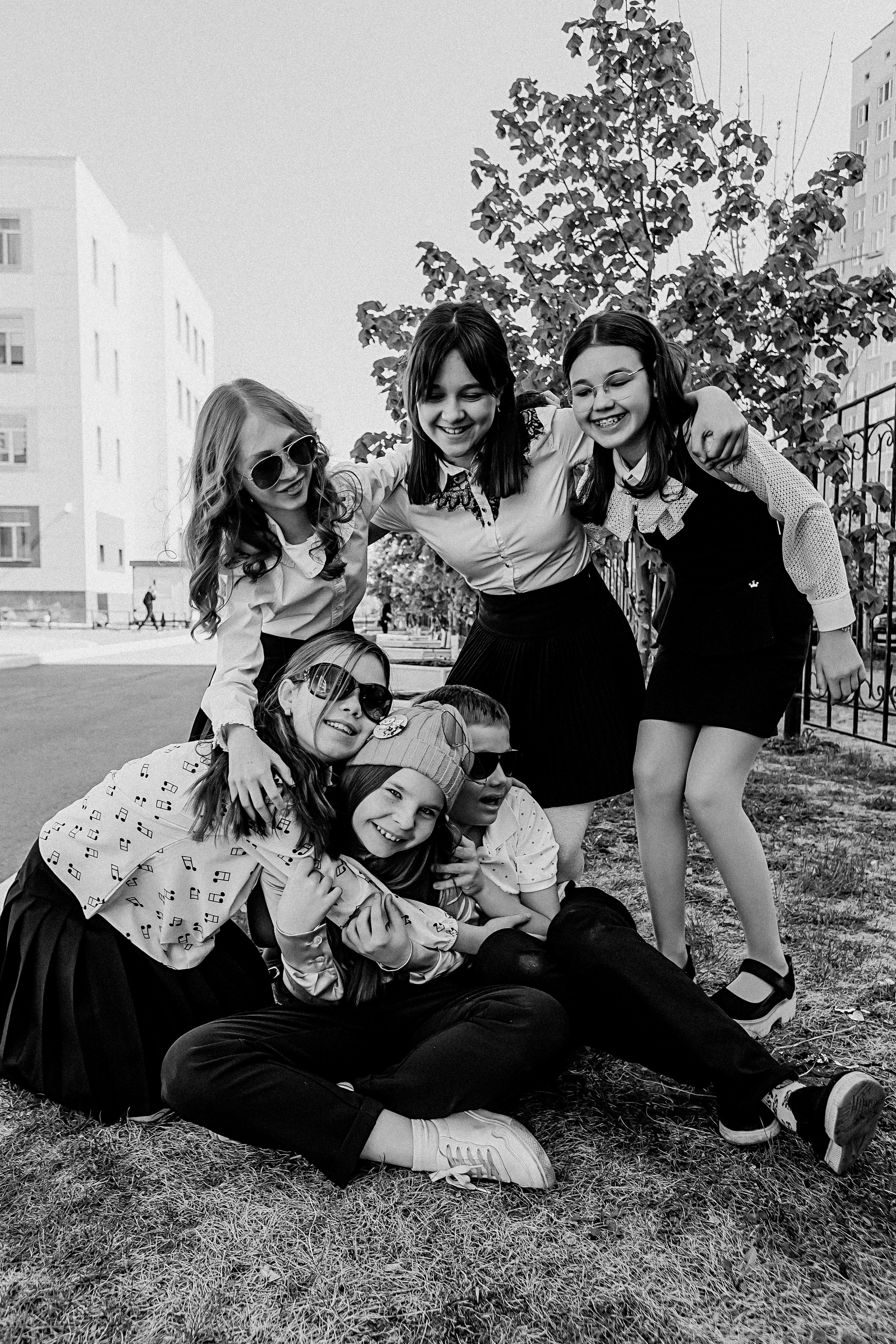 6 класс у школы. Семейный фотограф Тюмень, фотограф на роды Салмина Мария