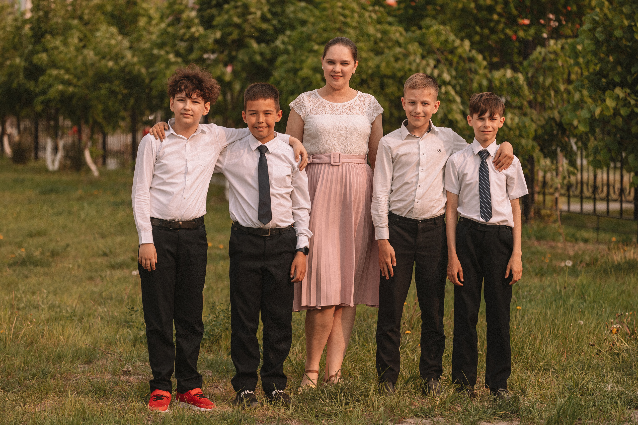 3 класс у школы. Семейный фотограф Тюмень, фотограф на роды Салмина Мария