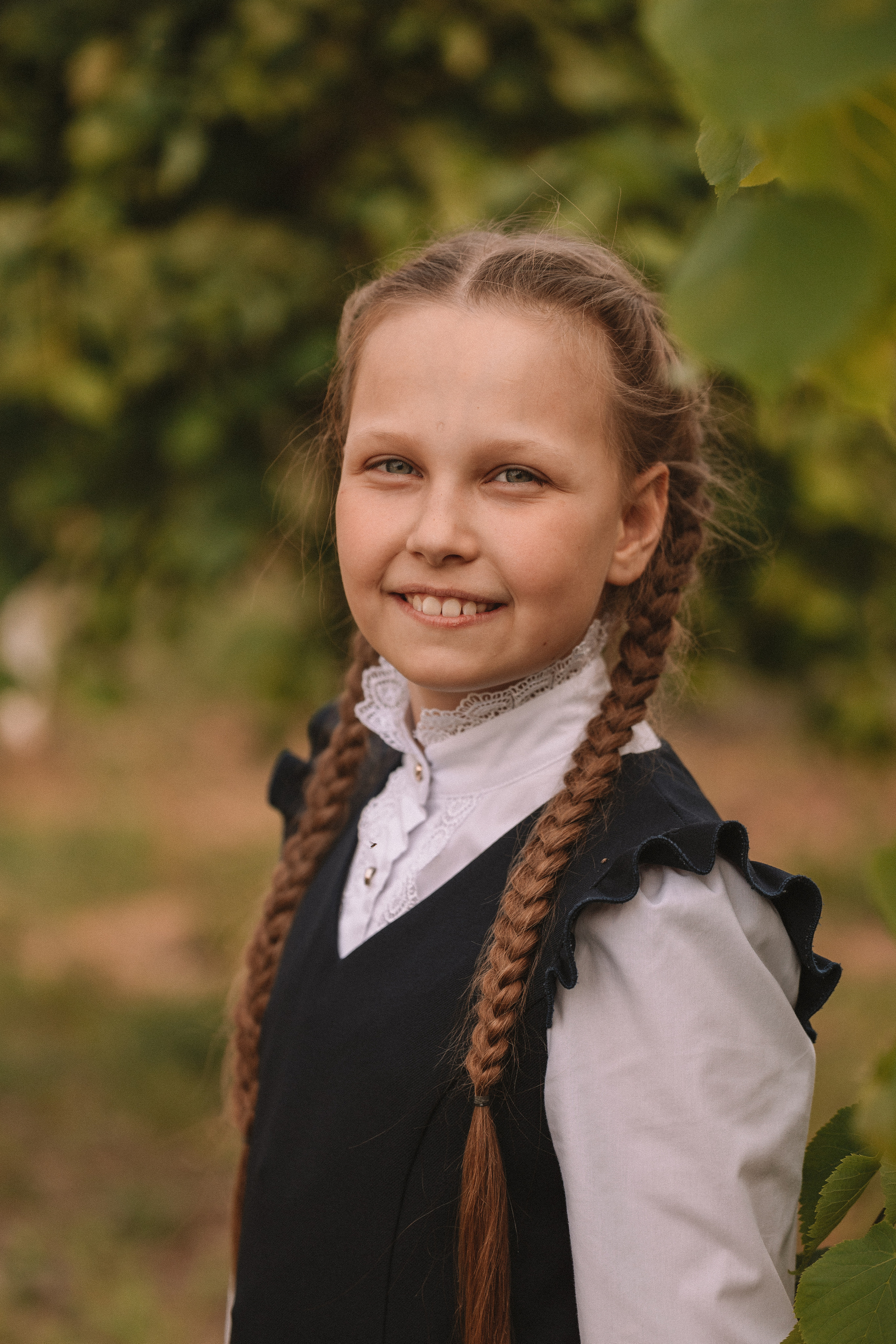 3 класс у школы. Семейный фотограф Тюмень, фотограф на роды Салмина Мария