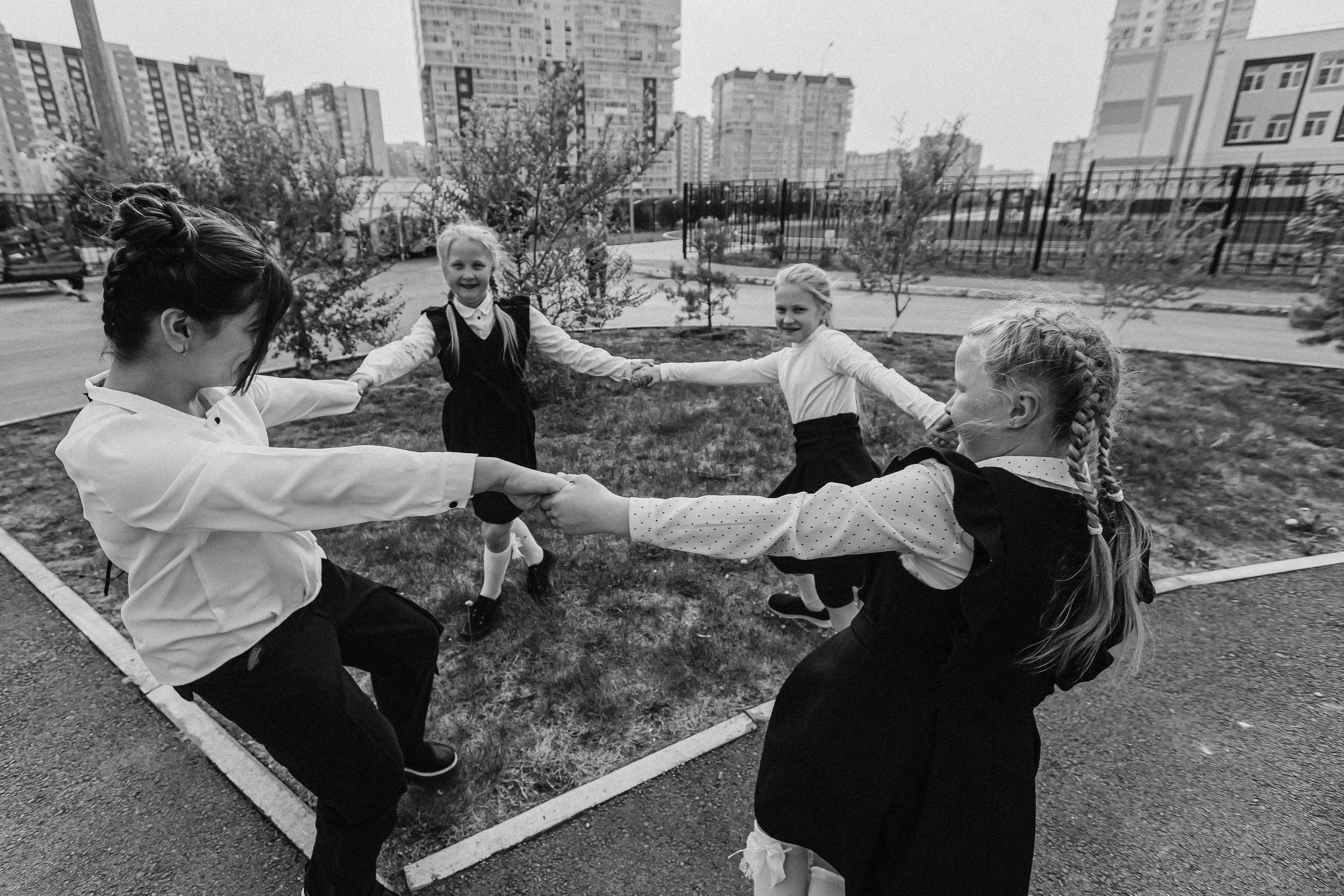 3 класс у школы. Семейный фотограф Тюмень, фотограф на роды Салмина Мария