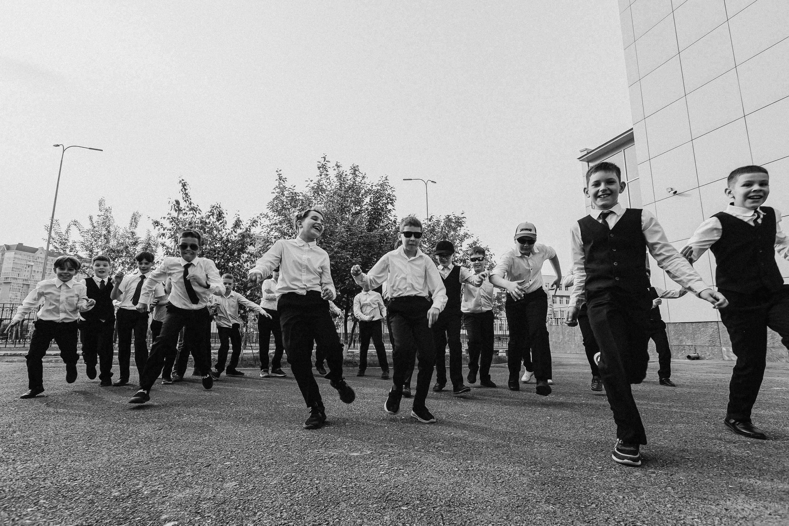 3 класс у школы. Семейный фотограф Тюмень, фотограф на роды Салмина Мария