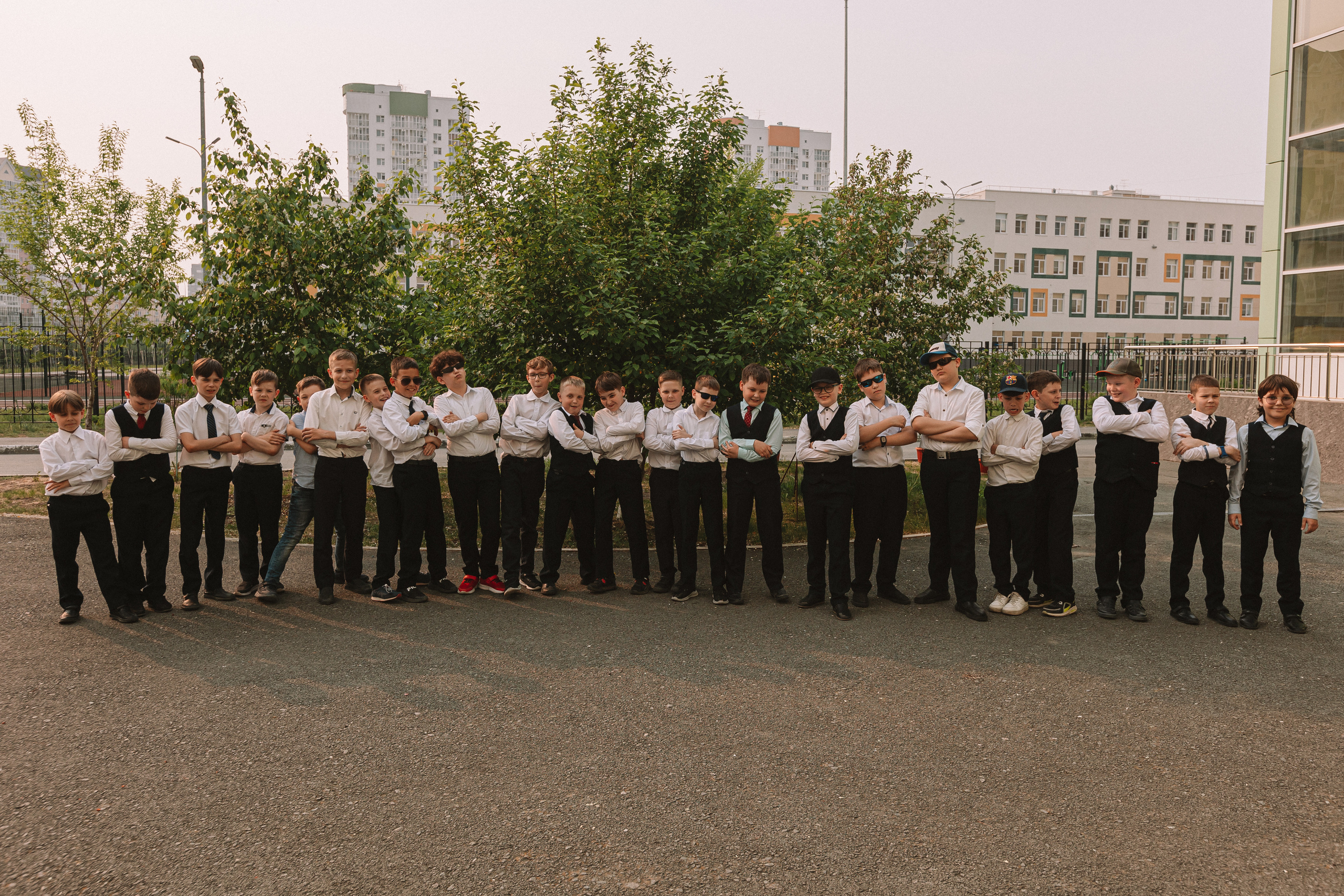 3 класс у школы. Семейный фотограф Тюмень, фотограф на роды Салмина Мария